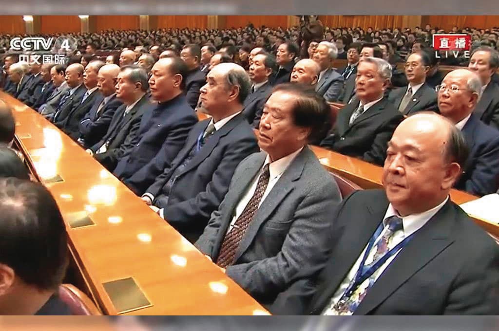 吳斯懷(右)2016年赴中聽訓一事,成為後來《兩岸條例》的修法契機。(翻攝央視)