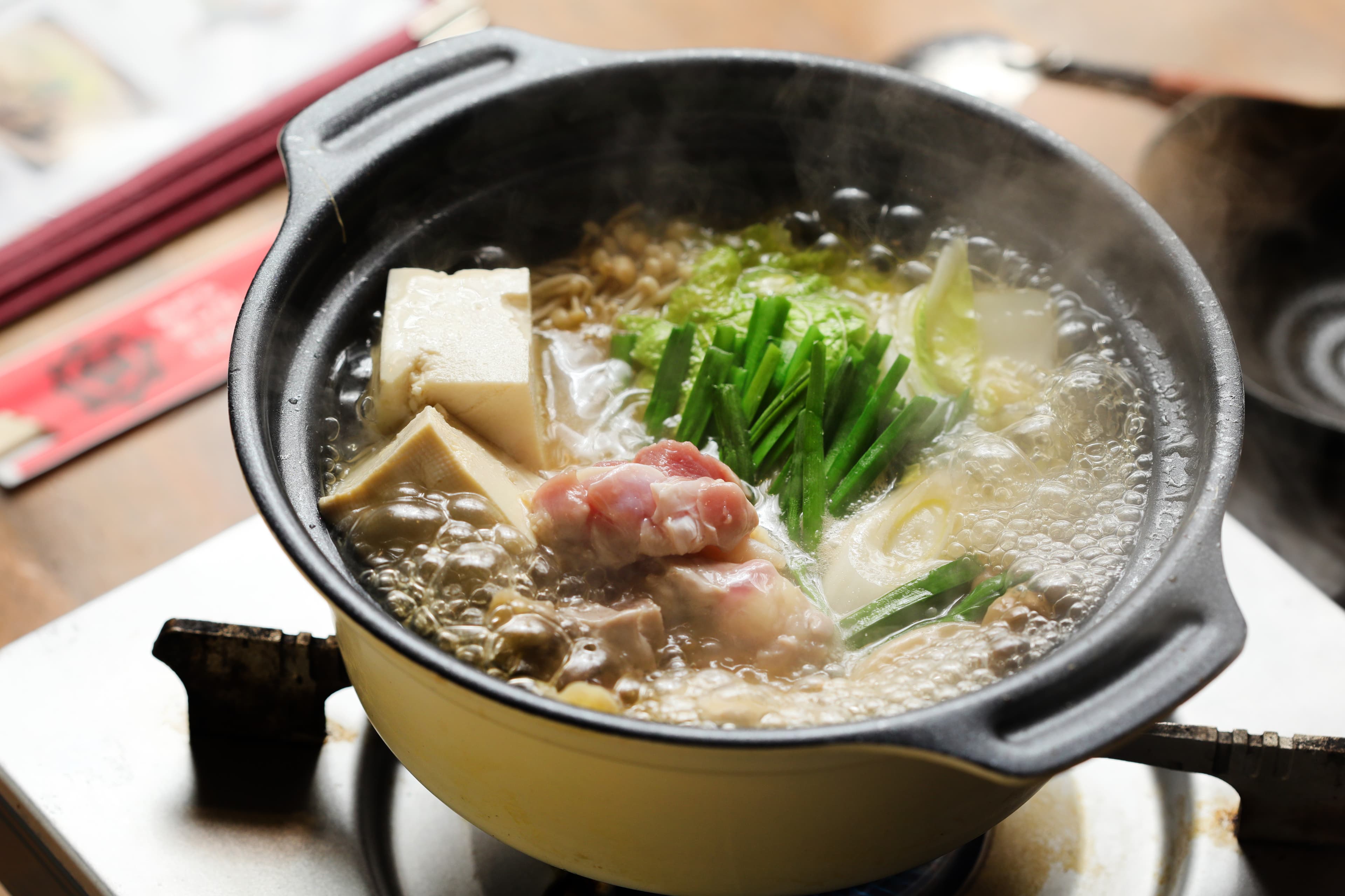 「軍雞鍋」使用產量稀少的純血鬥雞製作，肉質緊實、雞皮Q脆，湯頭鹹甘有味。（1,600日圓／鍋，約NT$356）