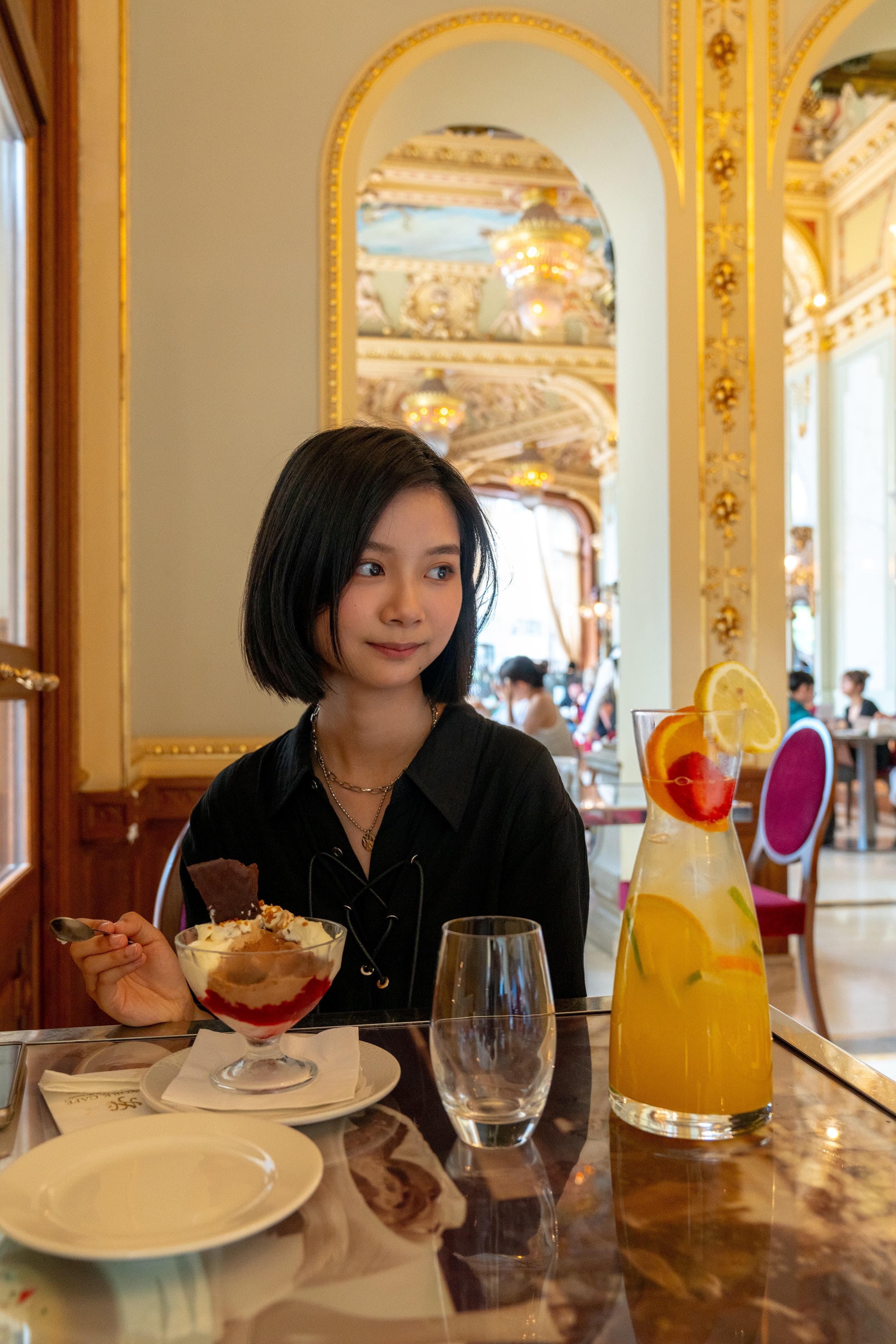 于卉喬享用歐洲當地美食。 (光意娛樂提供)