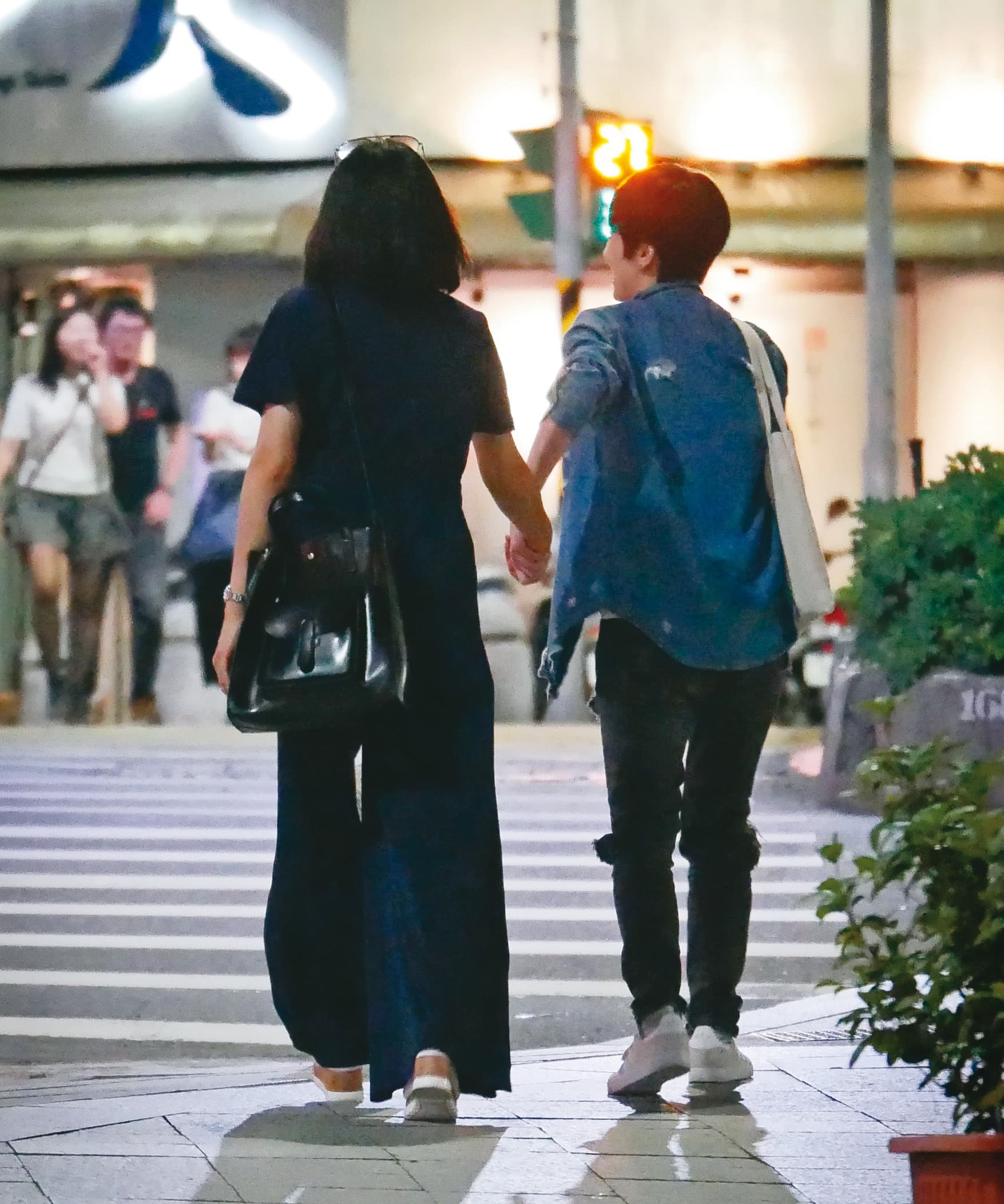 本刊曾經直擊江祖平與周孝安分手之後,跟一名短髮女子在街上公然親暱,但她解釋對方是閨密。