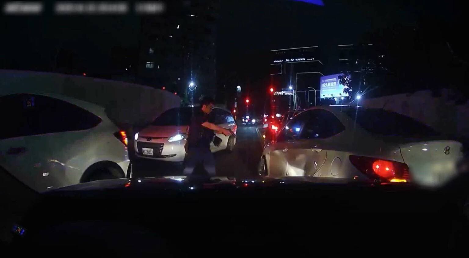 徐男因被前方停等紅燈的車輛擋住去路,竟倒車衝撞尾隨警車。(翻攝畫面)