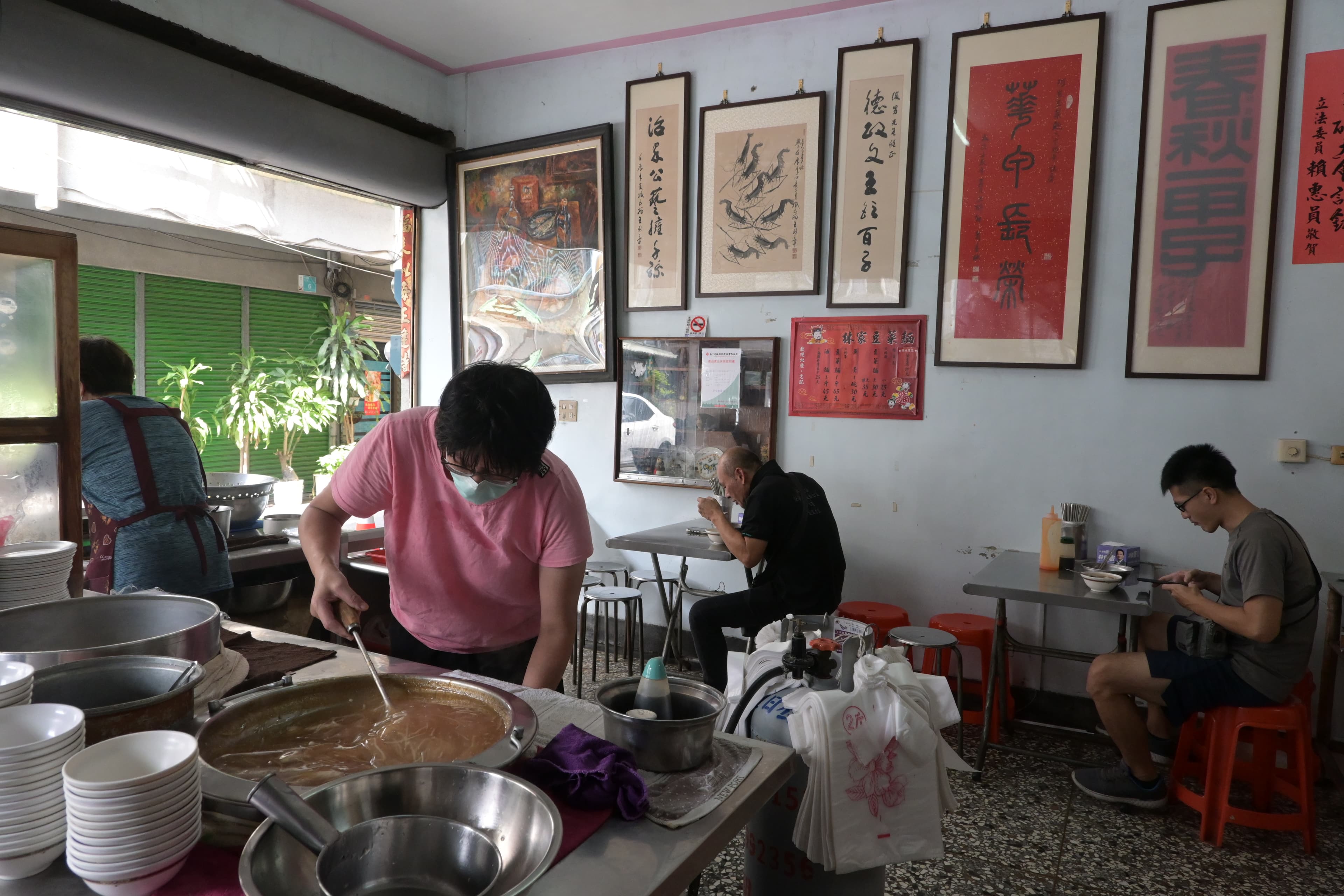 傳承上百年的林家豆菜麵,裝潢儉樸,但牆上掛滿牌匾。