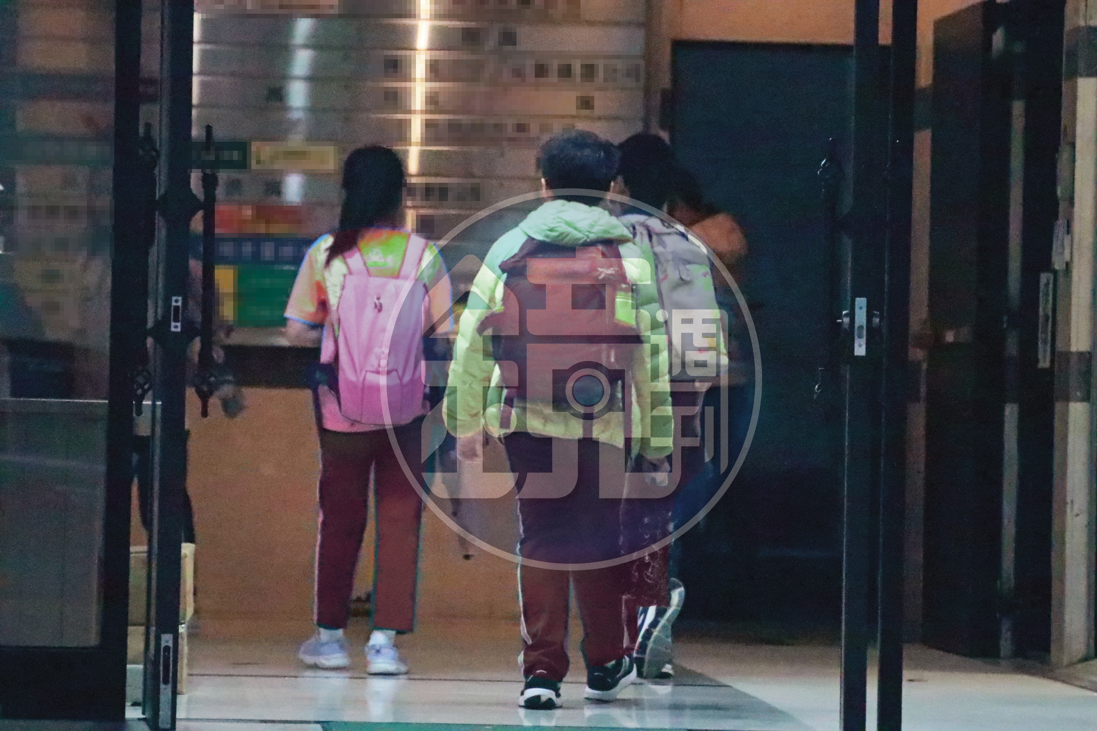李麗娟工作的新安親班大樓門口,有小學生頻繁進出。圖中人物已變裝處理。