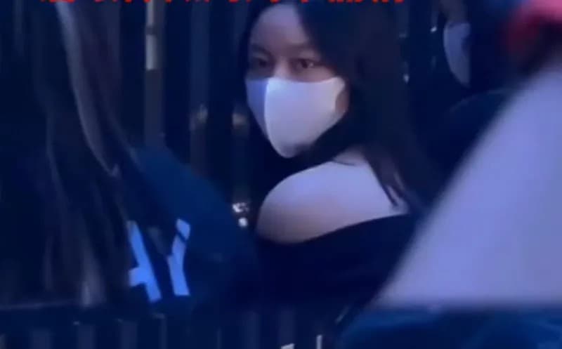 劉德華14歲女兒劉向蕙2024年公開現身劉德華演唱會,眉清目秀酷似媽媽朱麗倩。(微博圖片)