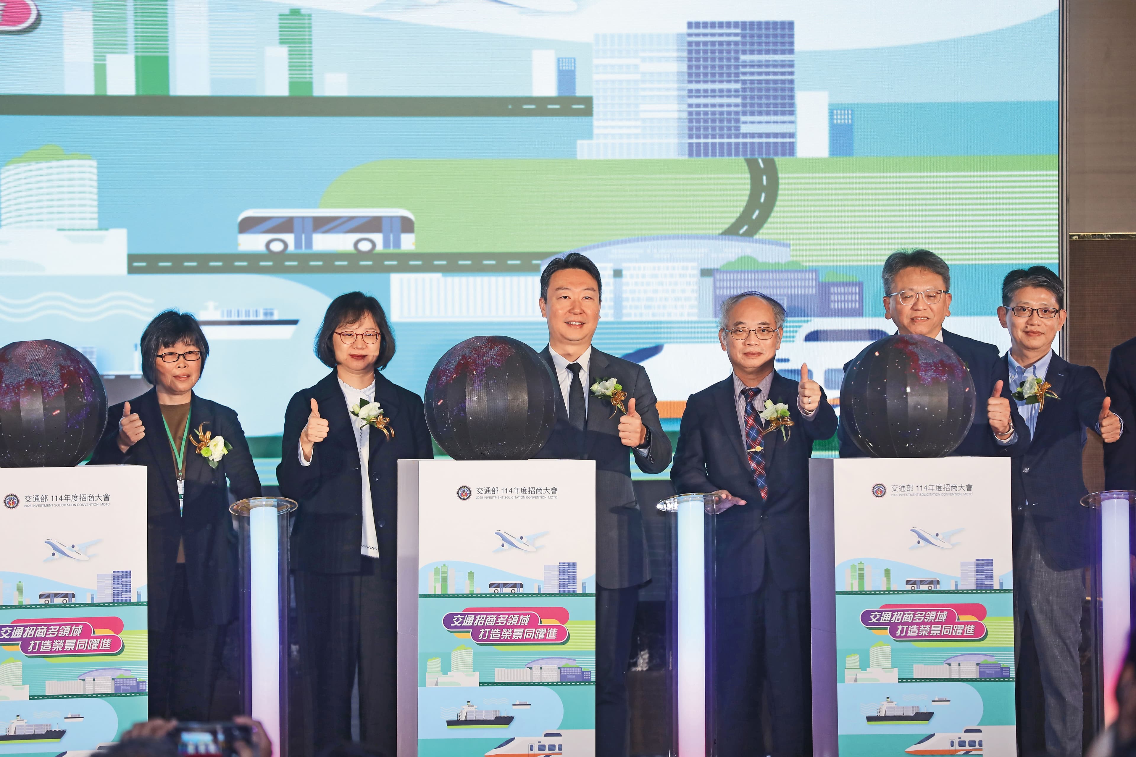 交通部長陳世凱(左3)出席招商大會時直言:「這次北車重招標重點就是要進行一次大改造、大整理。」