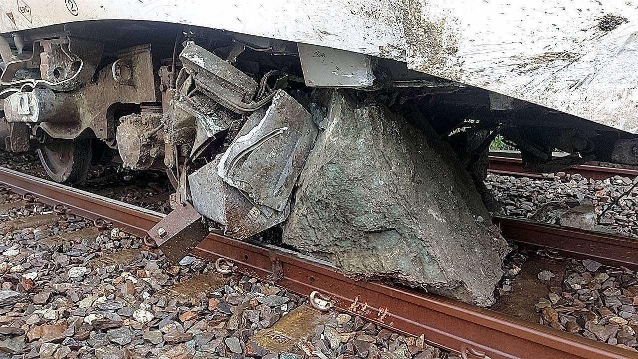 新自強號火車頭撞到落石,下方傳動系統嚴重變形。(翻攝自三鐵事故通報平台臉書粉專)