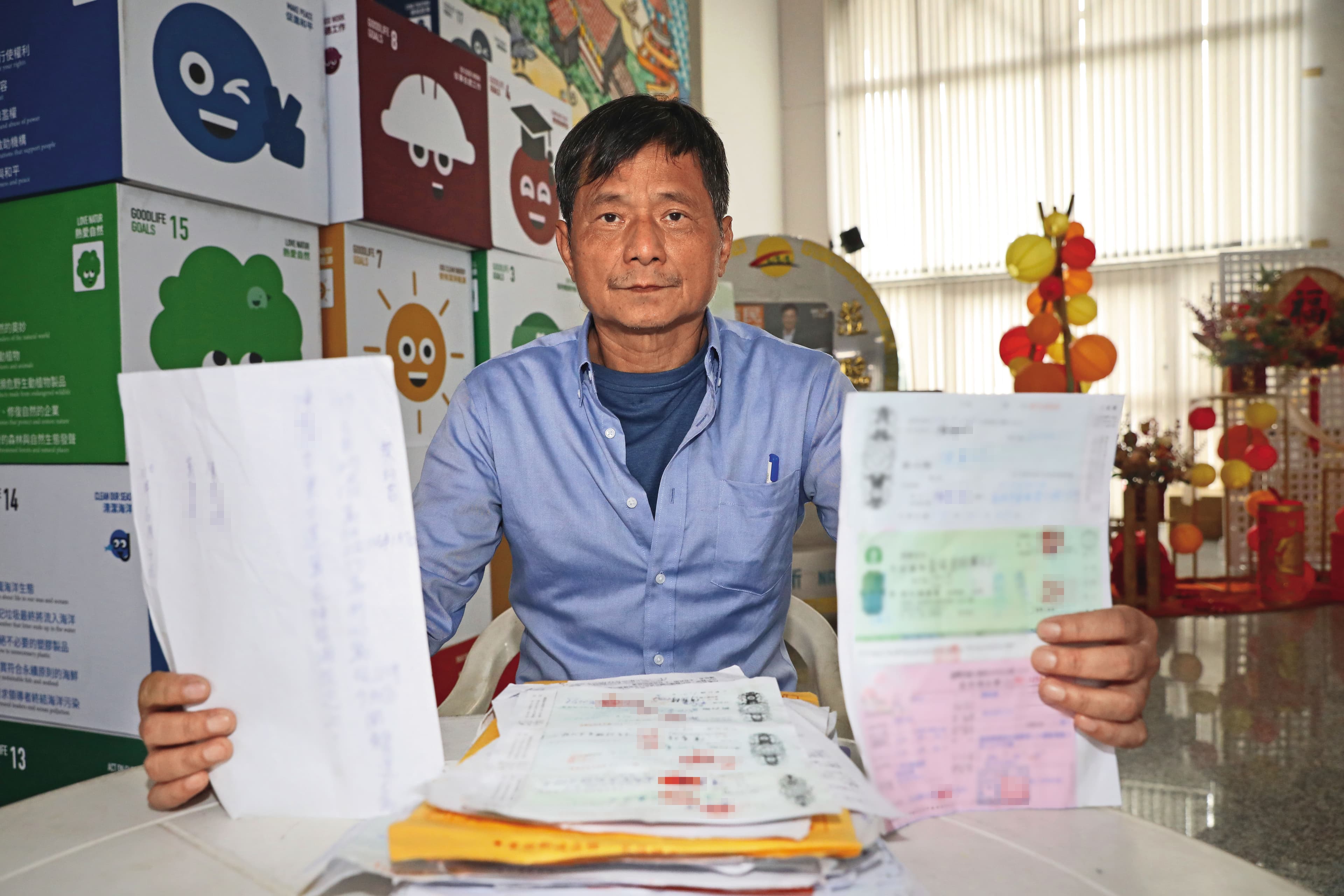 蕭先生(圖)出示相關證據,證實許母欠債不還。
