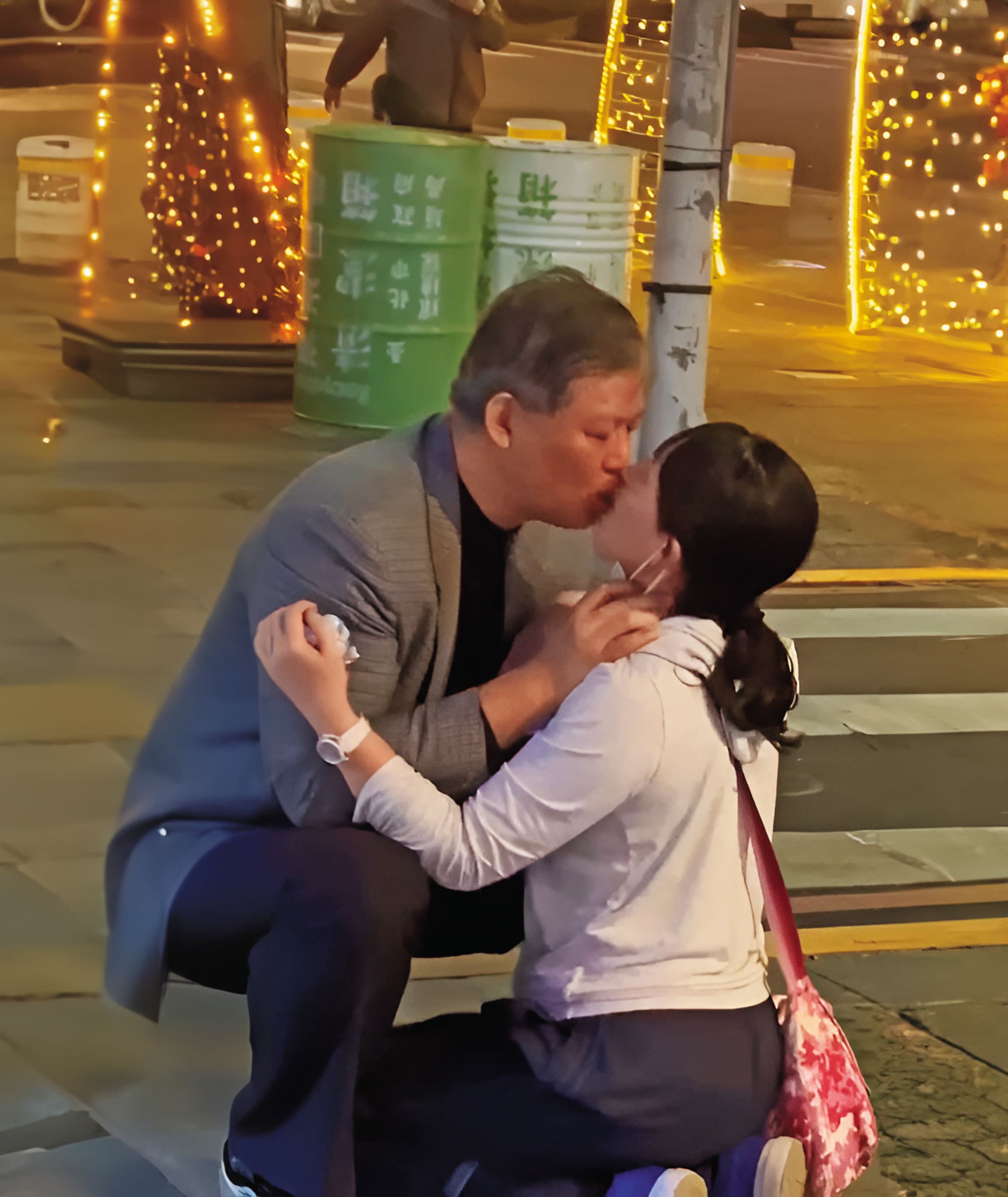 謝靜華2月初酒後失態,當街嘴對嘴強吻馬尾妹。(翻攝影片)