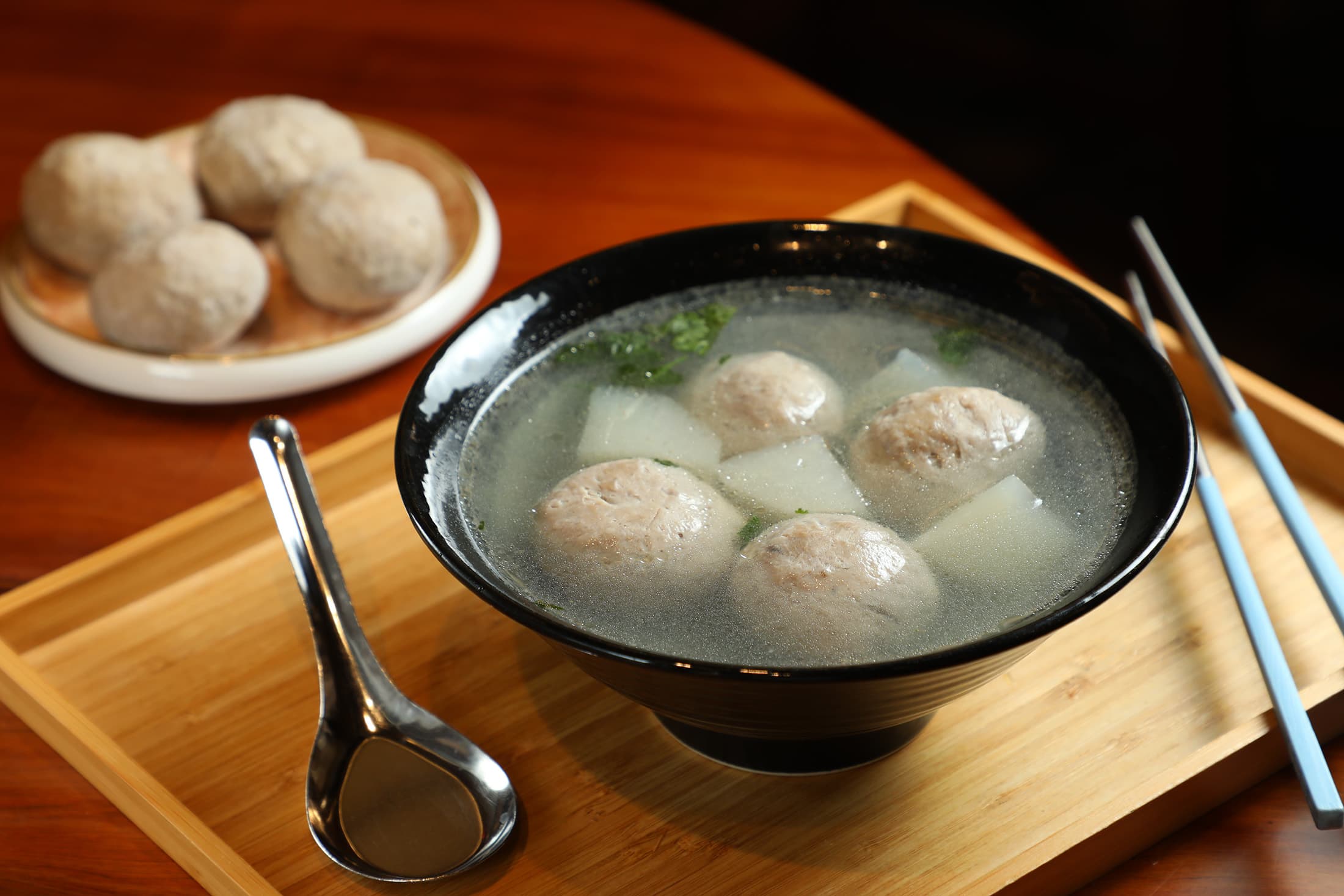 「聰明愛台丸」以新鮮豬肉包覆Q彈干貝,融合豬肉的肥美與大海鮮甜。(299元/包、6顆)