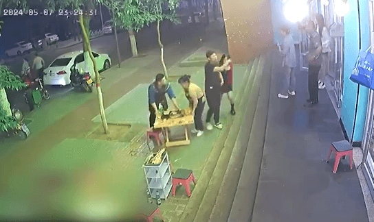 約30秒後男子倒下,旁邊的食客只顧搬走火鍋桌。(翻自X平台)