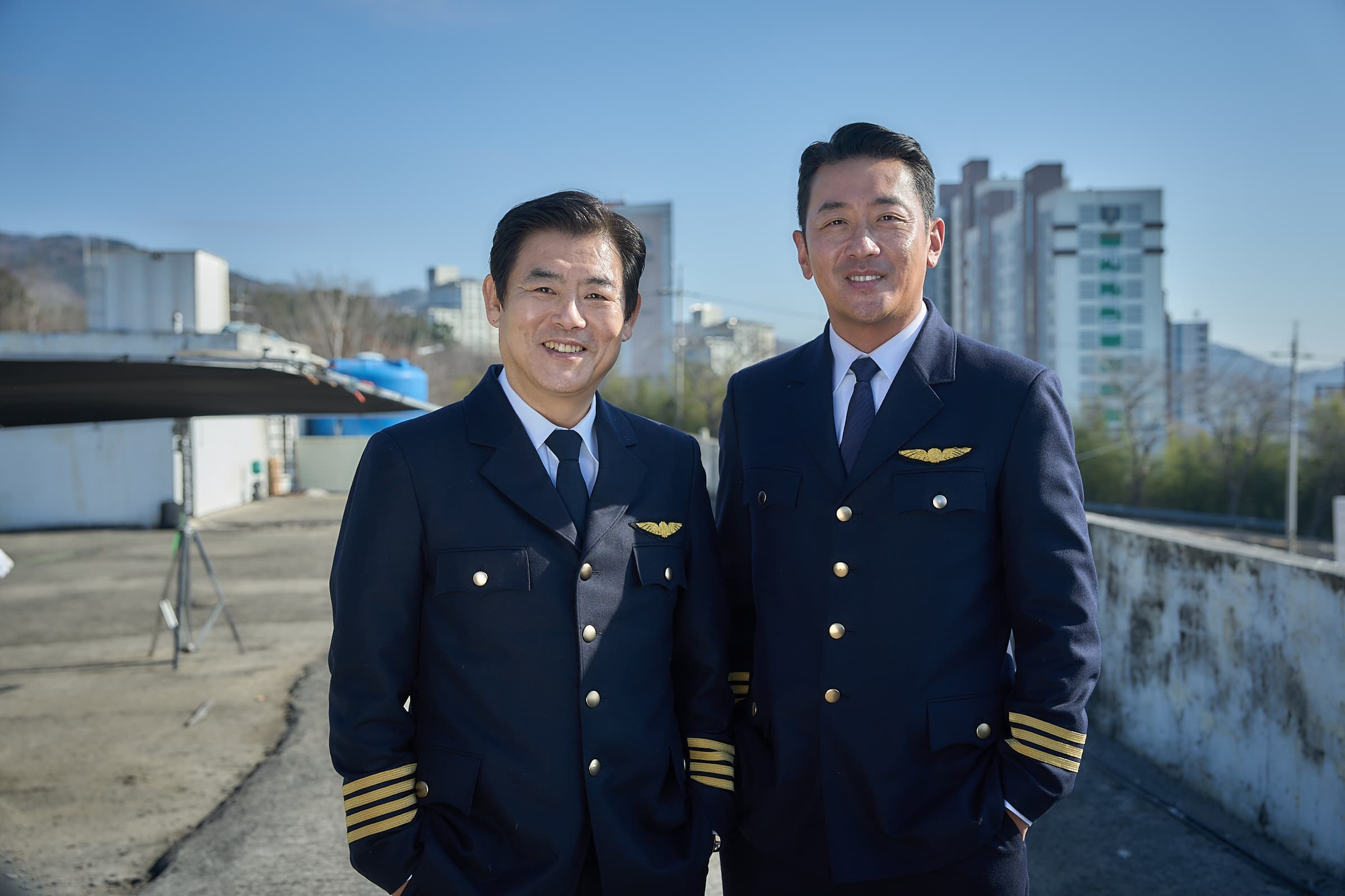 「成爸」成東鎰在《亡命機劫》飾演機長,和河正宇守護機上乘客安全。(索尼影業提供)