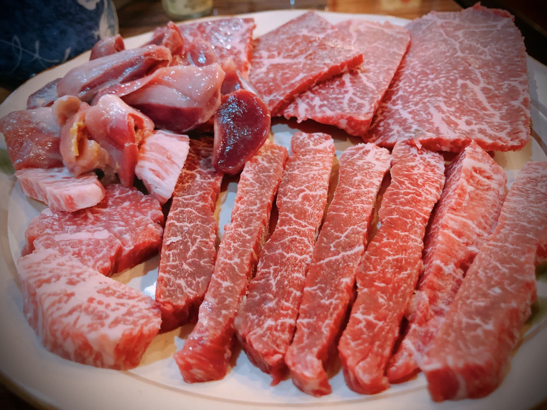 食用生肉恐有感染絛蟲的風險。(示意圖,photoAC)