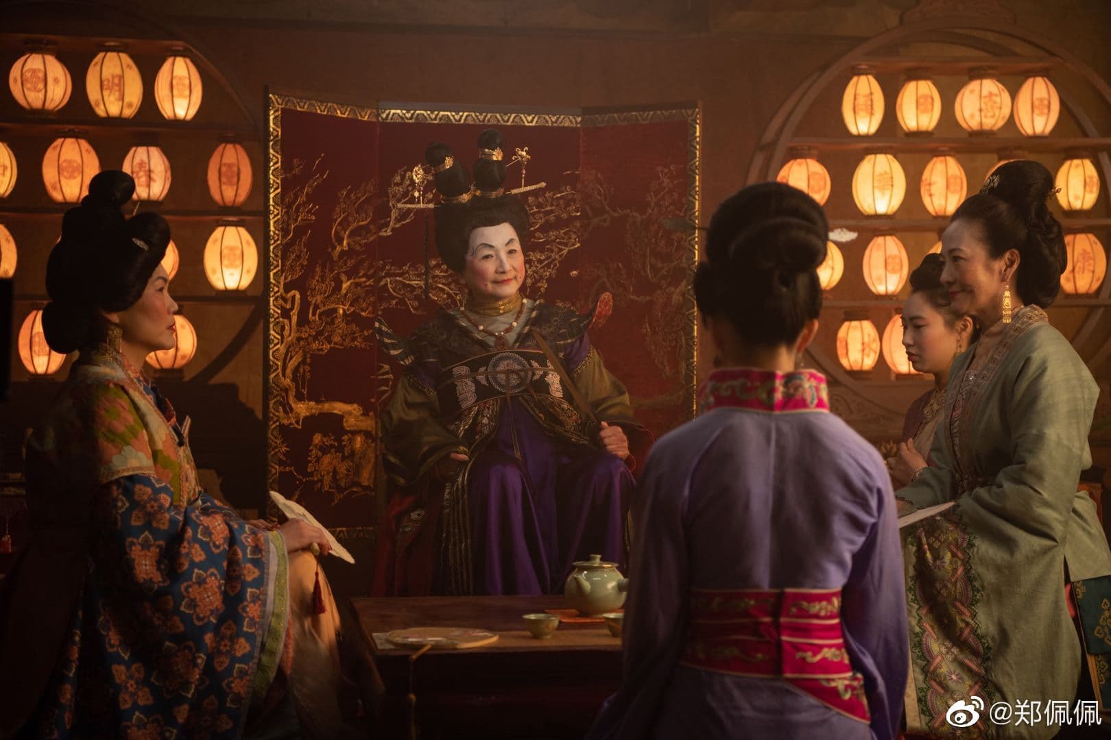 鄭佩佩的遺作2020年上映，由劉亦菲主演的迪士尼真人電影《花木蘭》，雖然戲分不多，她仍認真演出。（翻攝鄭佩佩微博）