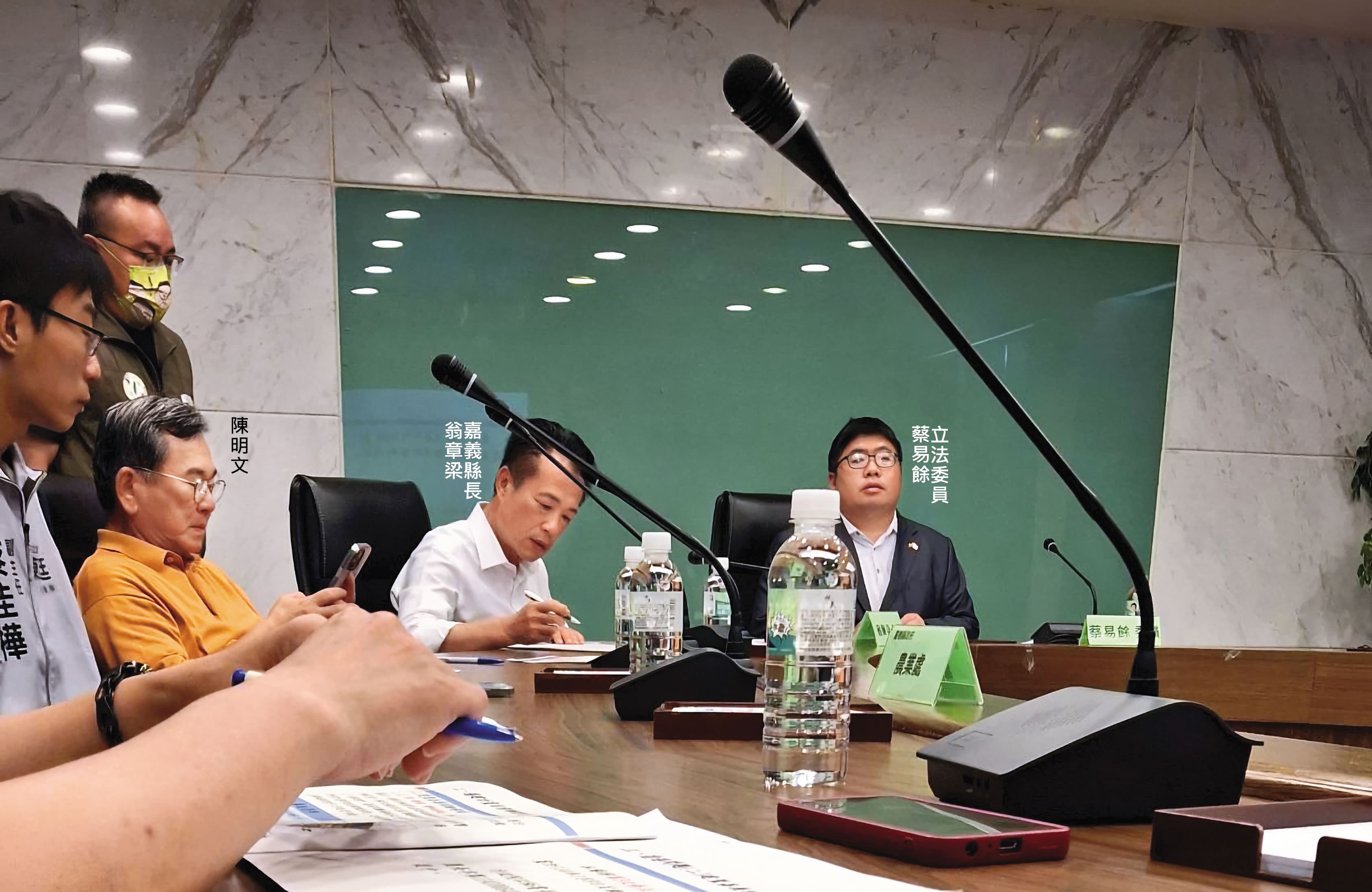 前立委陳明文遭控不請自來,在會議中對官員下指導棋、嗆聲。(讀者提供)