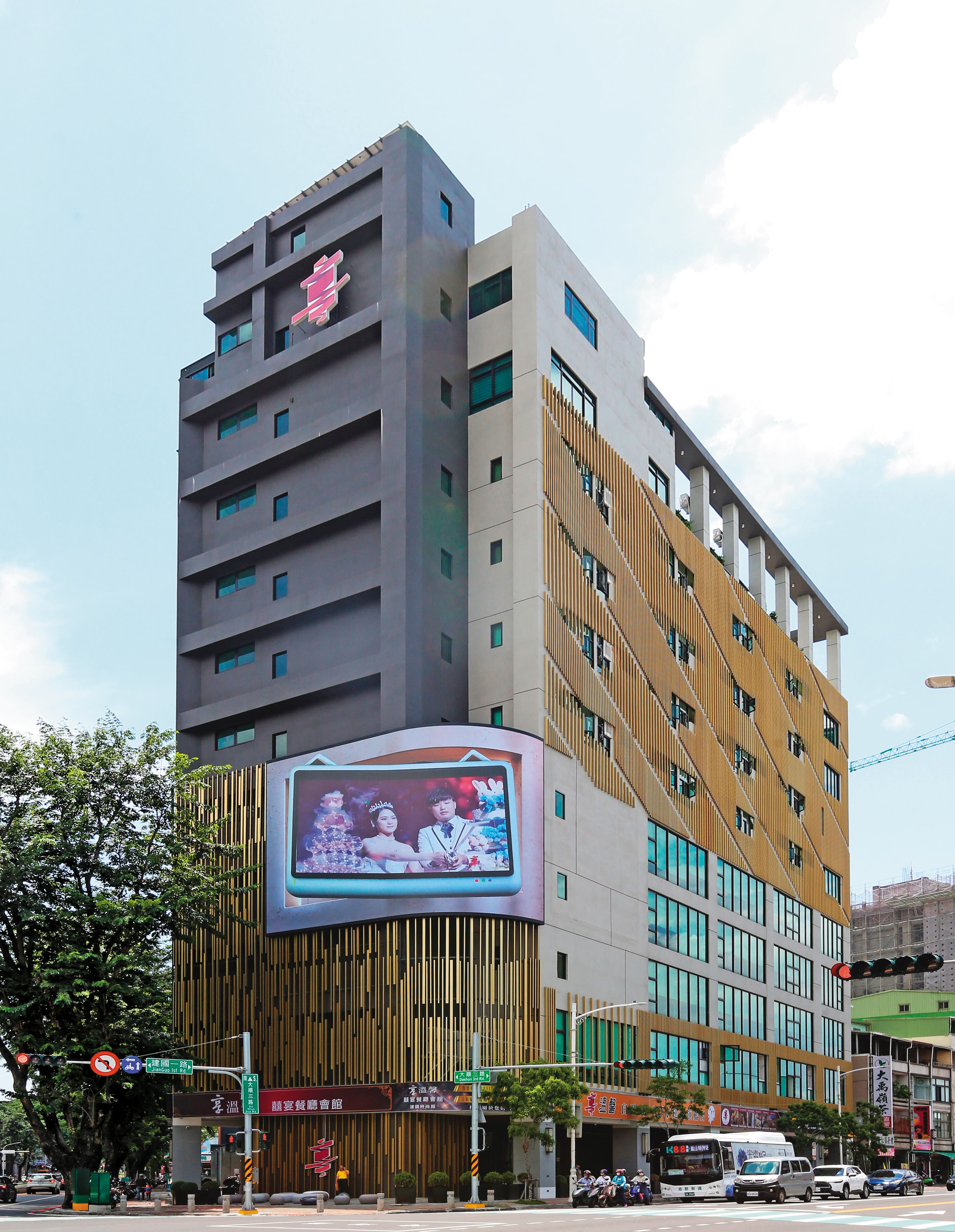 高雄苓雅區建國店是享溫馨旗艦店,空間挑高明亮是一大特色。