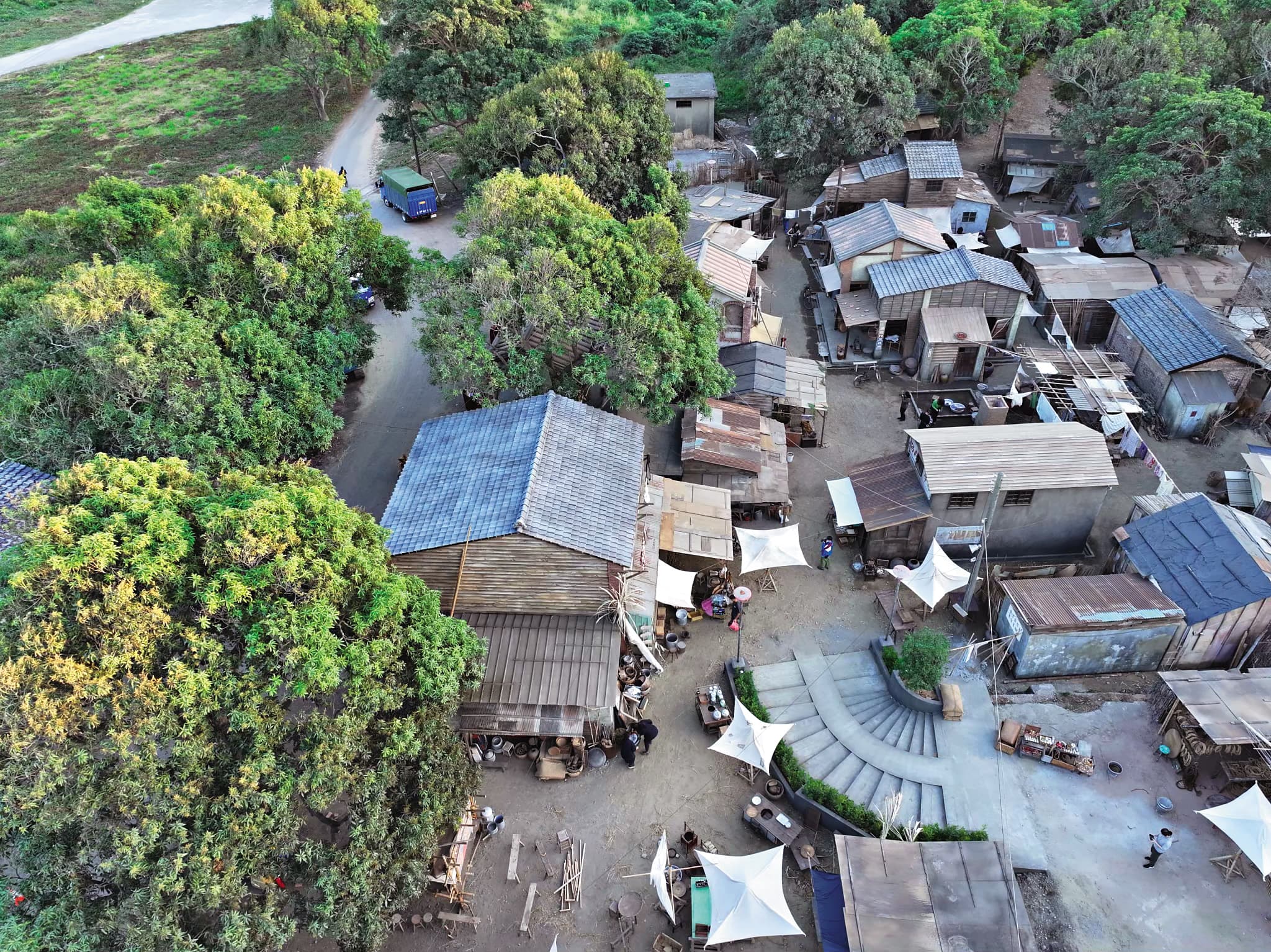 從台南鹽水「岸內影視基地」空拍照，可見搭建的各種房舍與市街樣貌。（華文創提供）