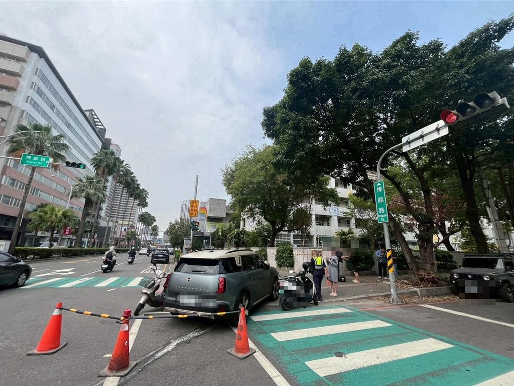 一輛MINI車款自小客,今日上午衝進機車待轉區,造成5人受傷,警方到場酒測,駕駛酒測值0,肇事原因待釐清。(翻攝畫面)