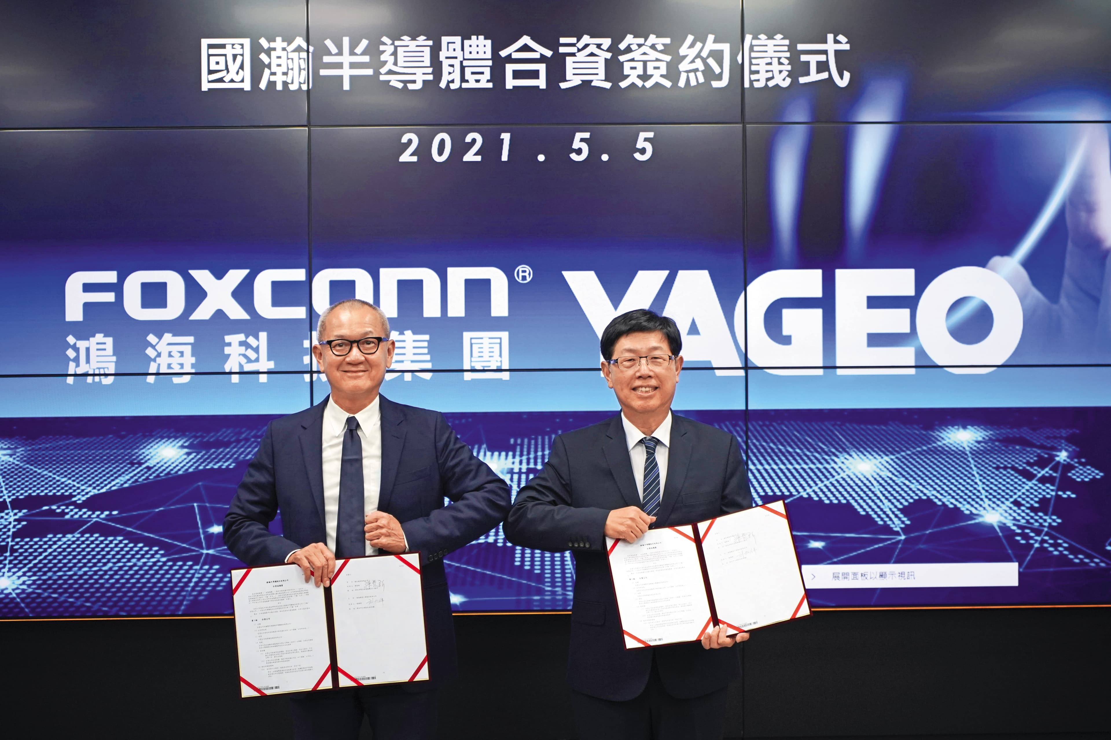 陳泰銘(左)和鴻海董事長劉揚偉(右)簽約,共同成立國瀚半導體。(鴻海、國巨提供)