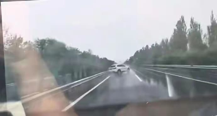 一輛白色轎車在高速公路上打滑,發生嚴重車禍。(翻攝自微博)