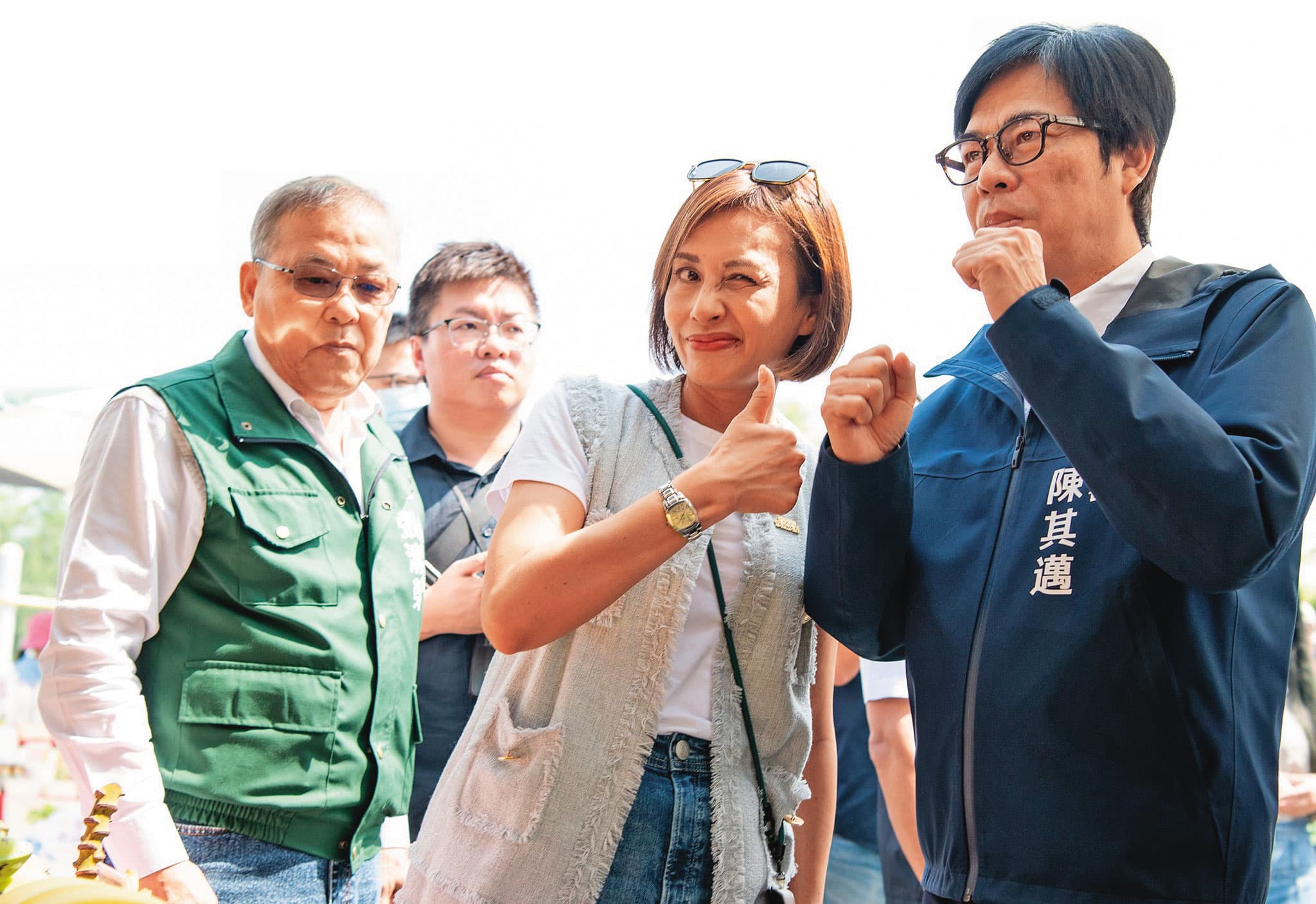綠營2018年曾在高雄經歷慘烈初選,最後丟掉政權,陳其邁(右)謹記教訓不敢大動作介入初選。(翻攝邱議瑩臉書)