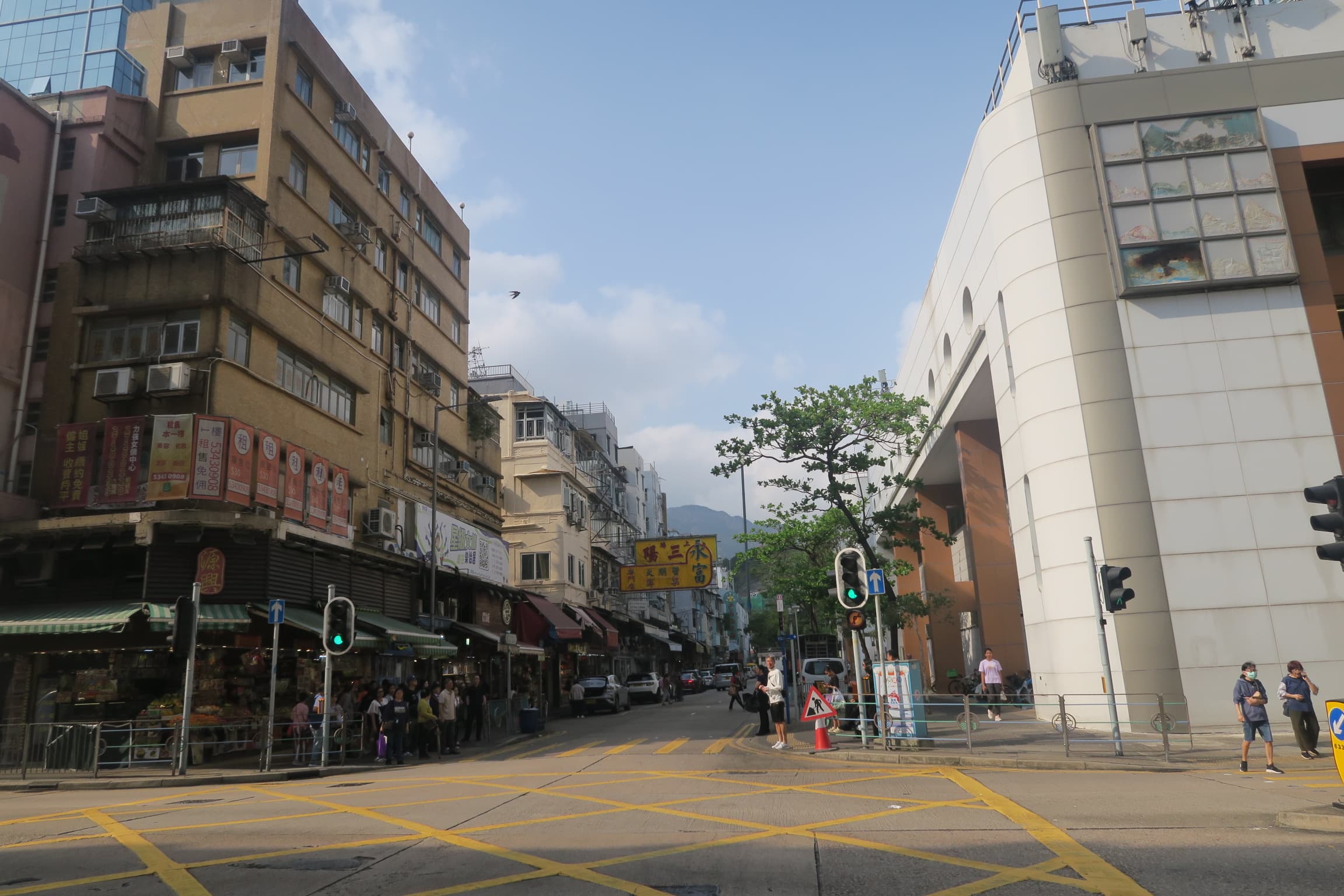 九龍城街市是香港歷史悠久的濕貨市場,歷經百年演變,周遭亦有許多特色商店可以採買。