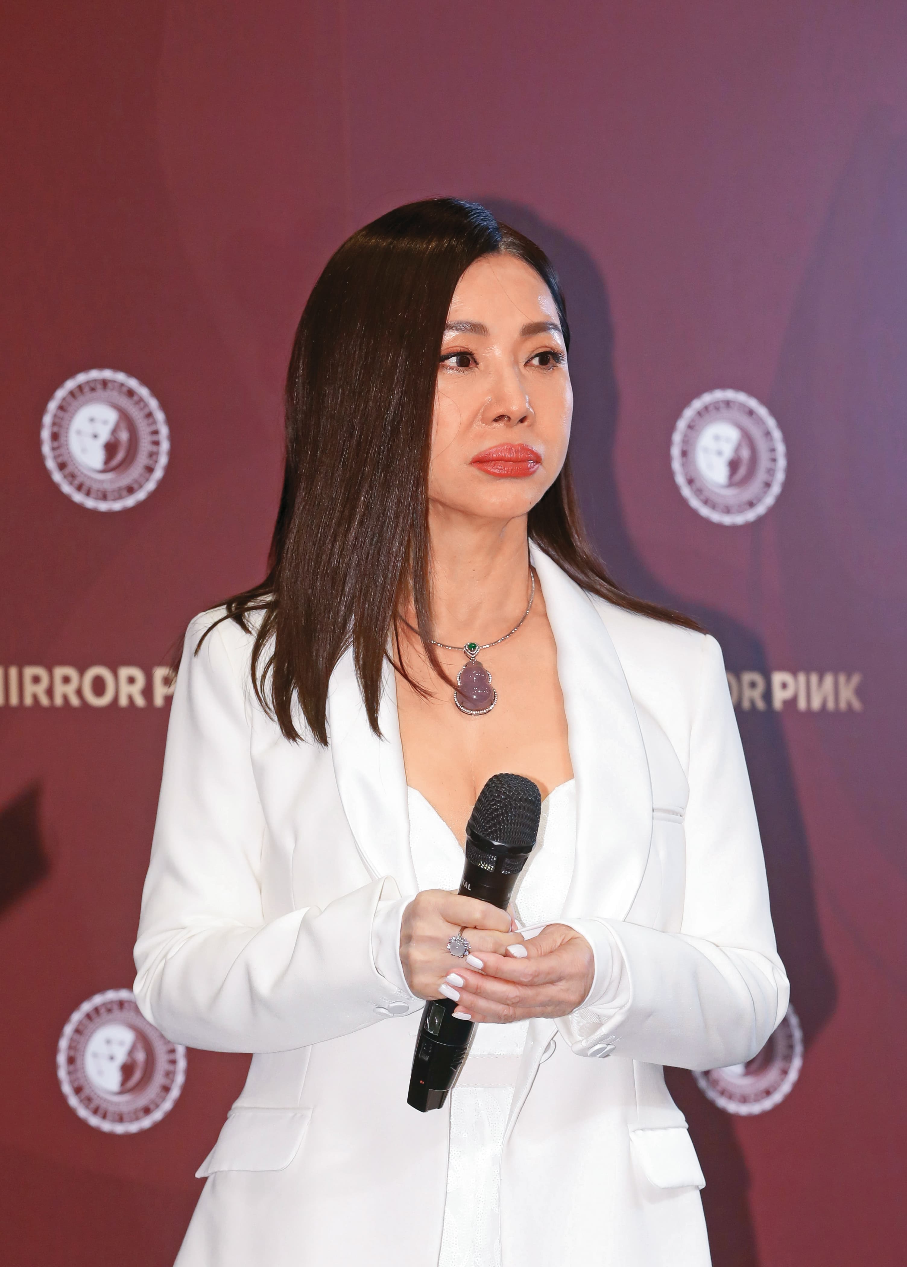 美鳳姐是吃了多少小蝦米才會腫成醬呢?(托腮沉思)這是重點嗎?黑歷史還不快給我燒毀~