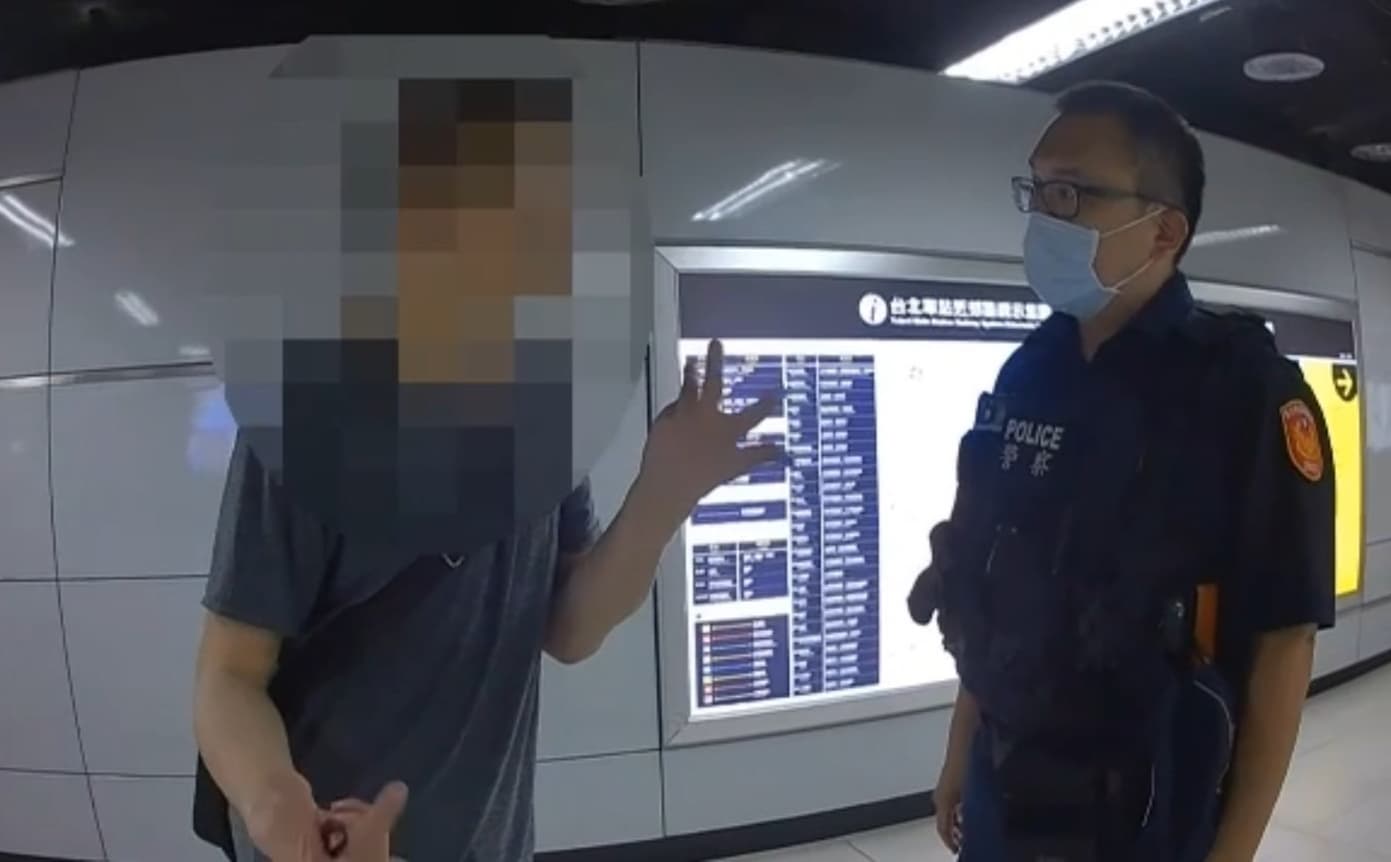 借錢哥(左)得手隔日還在台北車站站內閒晃,當場被警方查獲。(翻攝畫面)