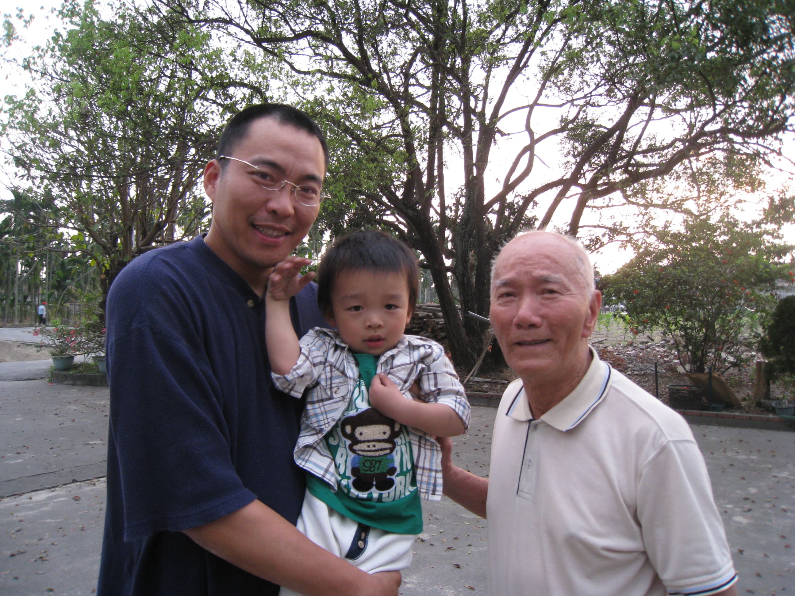 2009年，2歲半的徐磊（中）被父親（左）抱著，和曾紀恩（右）合照。