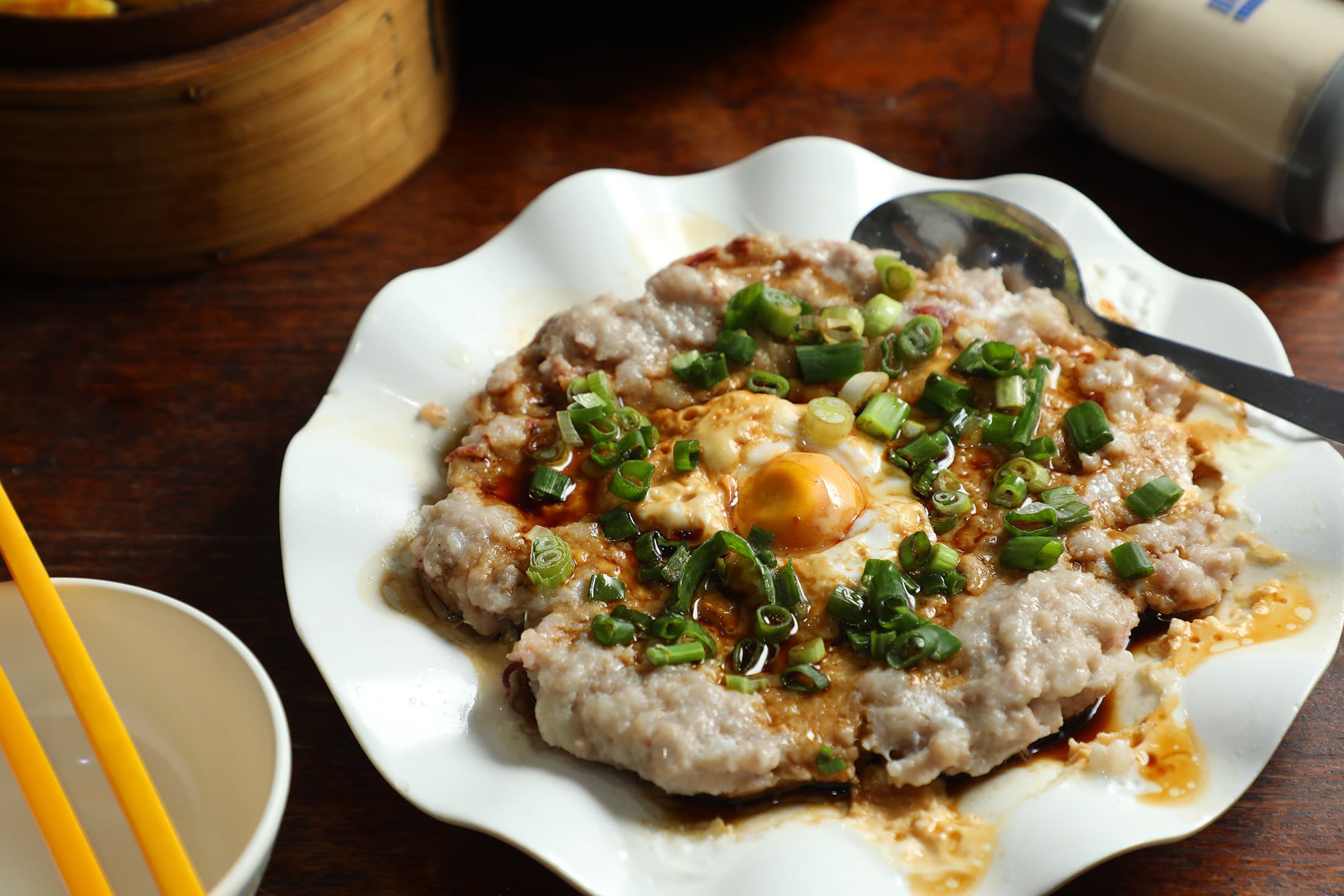 「鹹蛋土魷蒸肉餅」的肉餅蒸得鬆軟多汁,鹹香迷人,每口都是白飯殺手。(港幣108元/份,約NT$413)