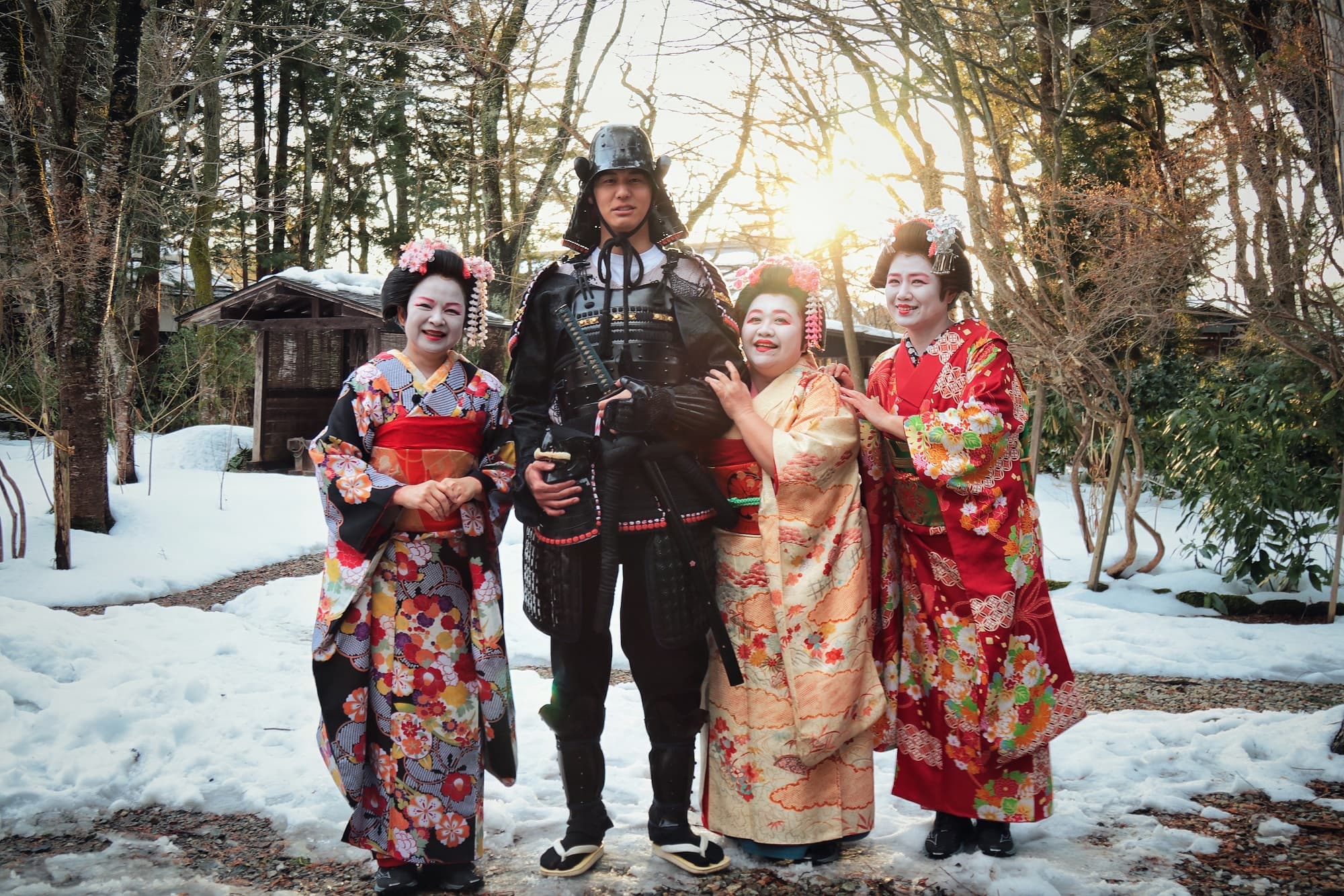 楊貴媚（左起）、嘉賓風田、鍾欣凌、嚴藝文在秋田體驗藝伎及古老的男女混湯文化。（桂田文創提供）