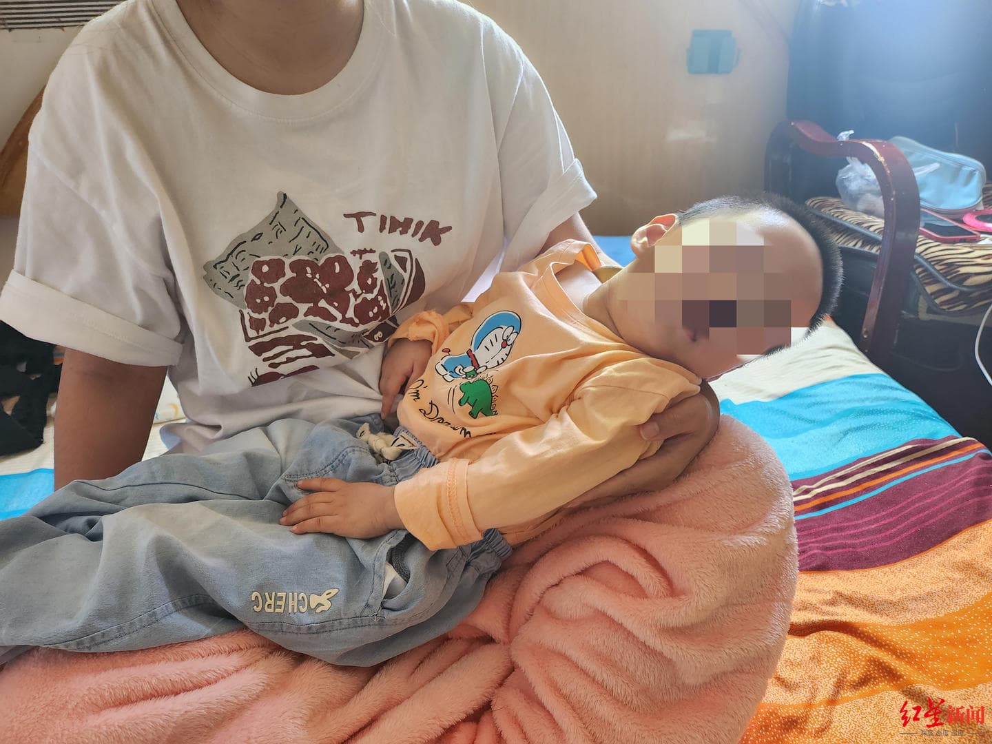 女嬰緊急送醫治療後雖然撿回一命，不過四肢癱瘓、器官也非常衰弱。（翻攝，紅星新聞）