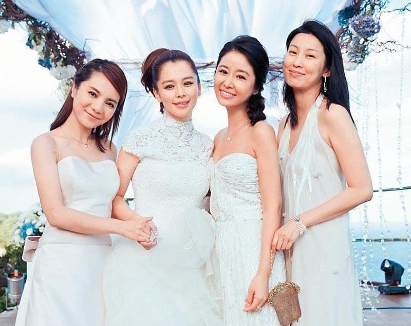 徐若瑄（左二）2014年結婚時，王思涵（左一）擔任伴娘。（資料照）
