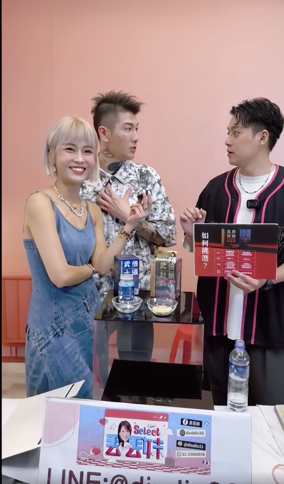 丟丟妹(左起)眼睜睜看著男友Tommy深情望著李唯楓長睫毛的電眼,無奈苦笑。(火星生技提供)