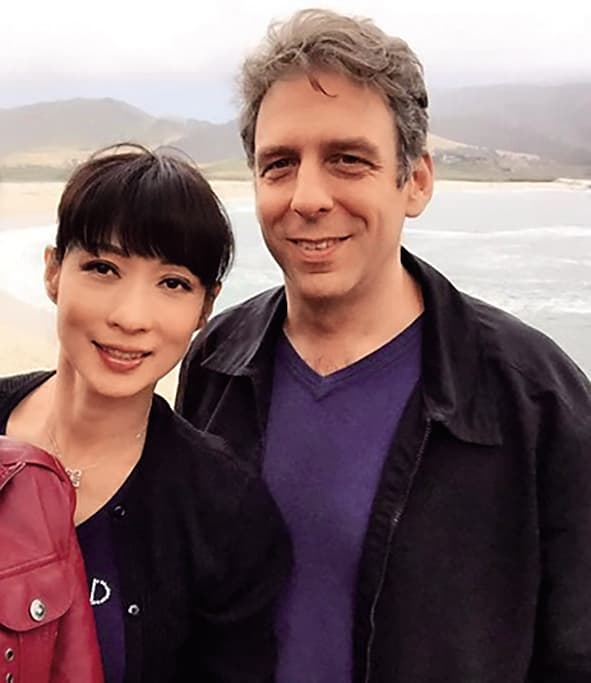 溫翠蘋(左)曾有2段婚姻,2014年嫁給美國籍老公Kevin(右),這段婚姻僅維持短短3年就告吹。(翻攝自溫翠蘋臉書)
