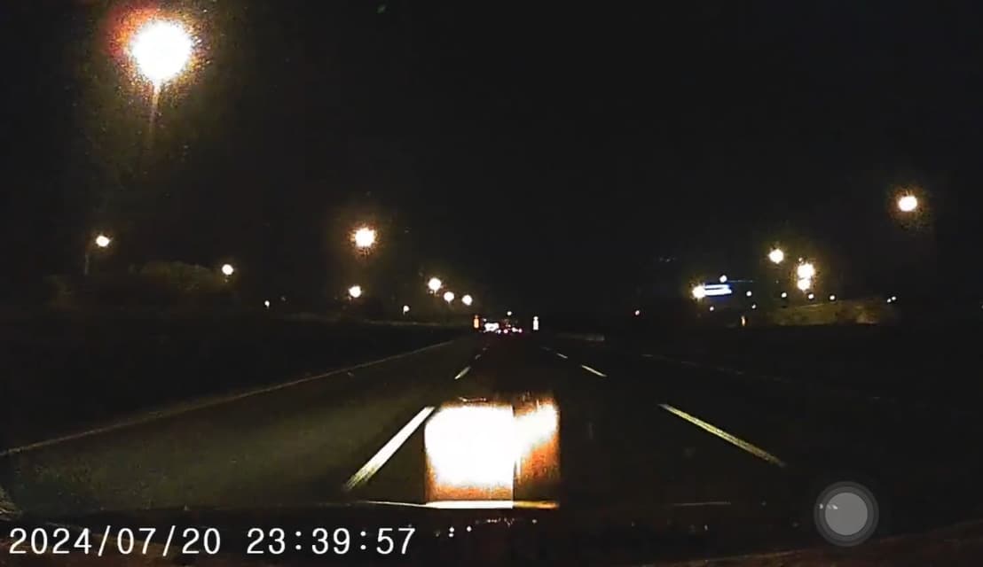 民眾深夜於國道開車,發現紙箱時已來不及。(翻攝臉書社團【爆料公社官方專屬】)