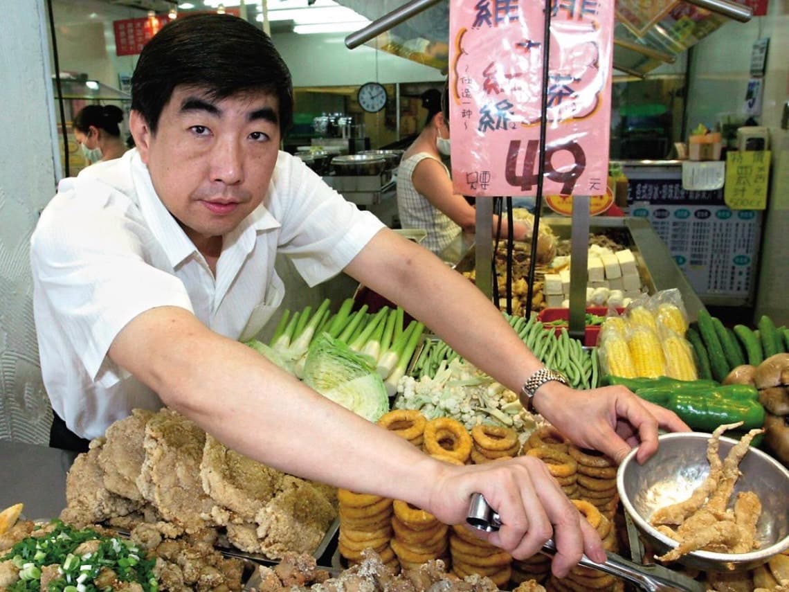 早期的台灣鹽酥雞只是一家小攤店,洪誌謙認真經營,穿著也很整齊。(台灣鹽酥雞提供)
