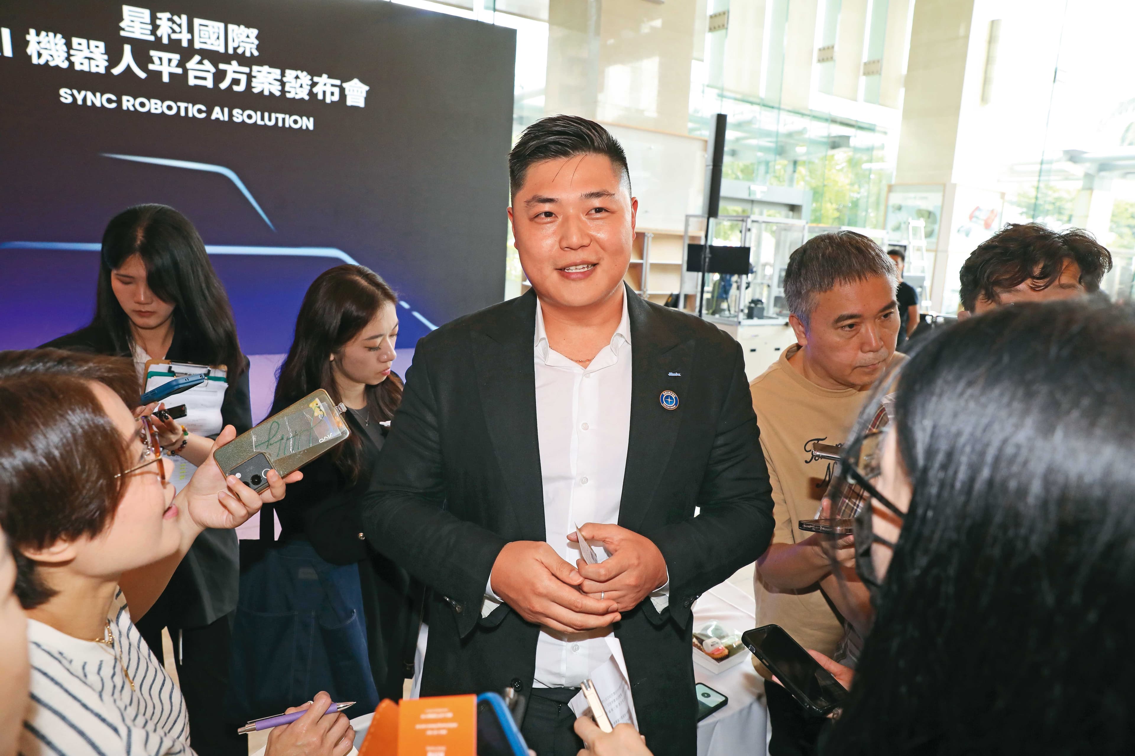 郭守富獨挑大梁開記者會,大談四足機器人平台方案。