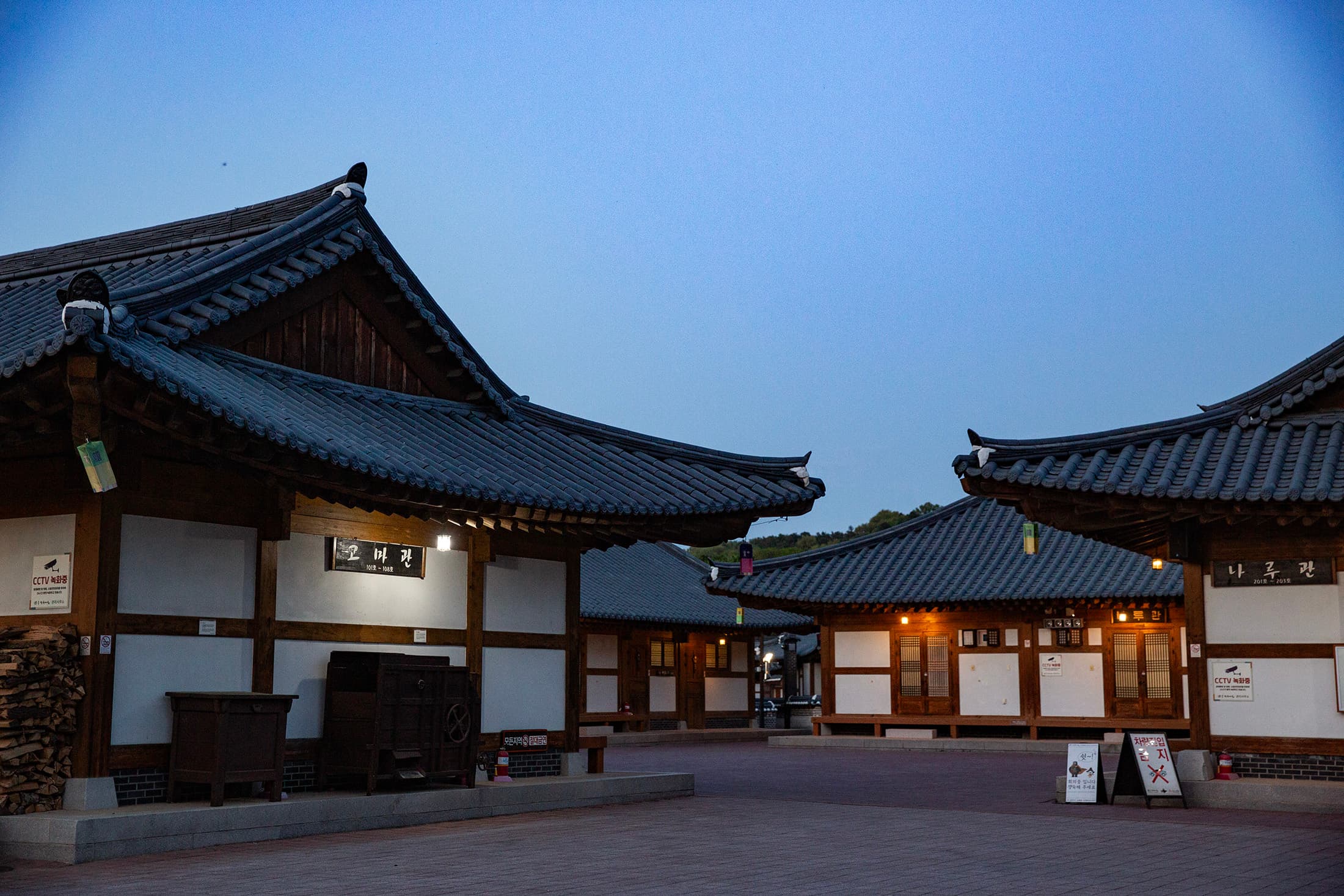 「公州韓屋村」內青瓦木牆鱗次櫛比,更有許多庭園造景,是一處融入百濟建築美學的現代住宿園區。