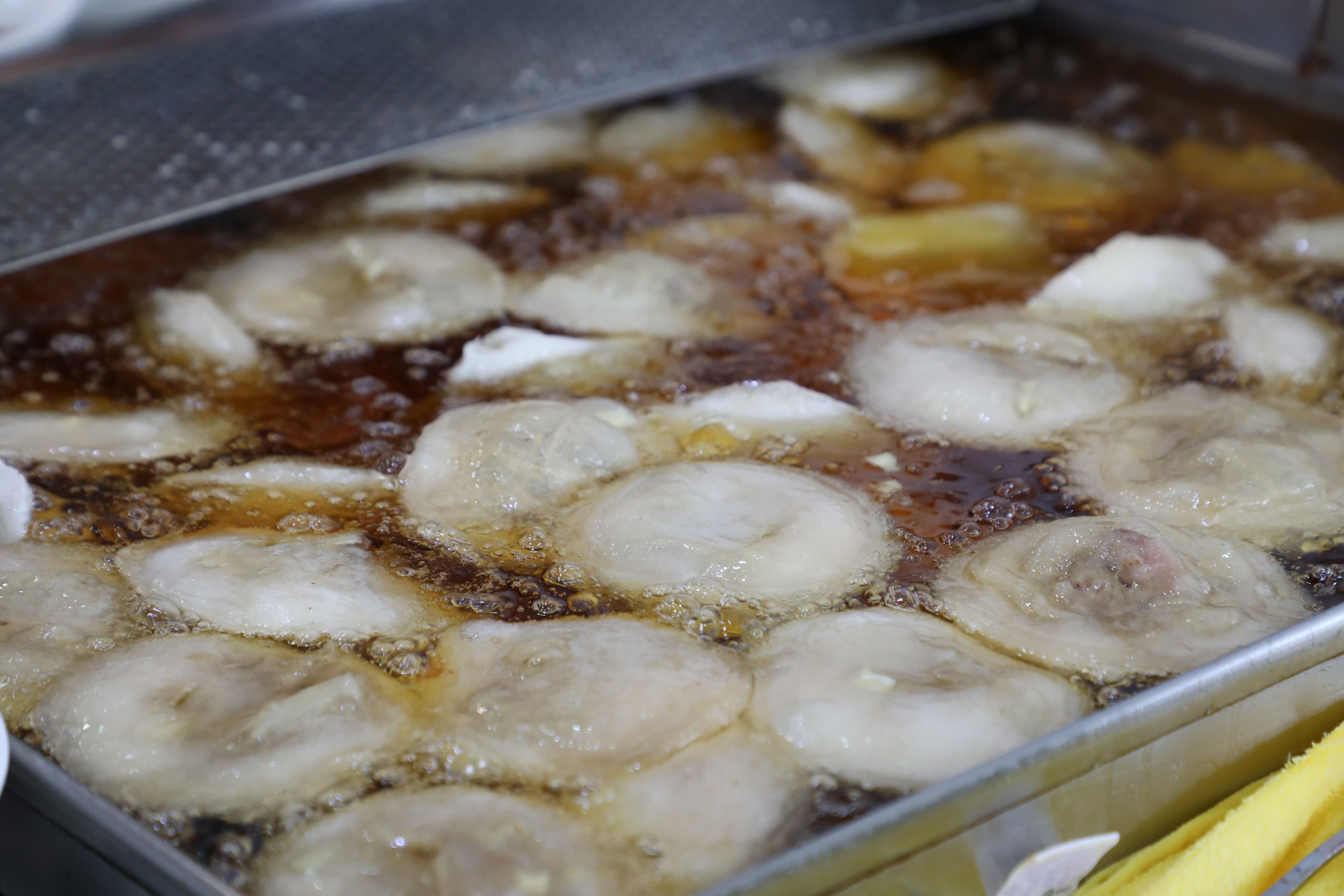 油鍋𥚃泡著如白玉般的肉圓,令人食指大動。