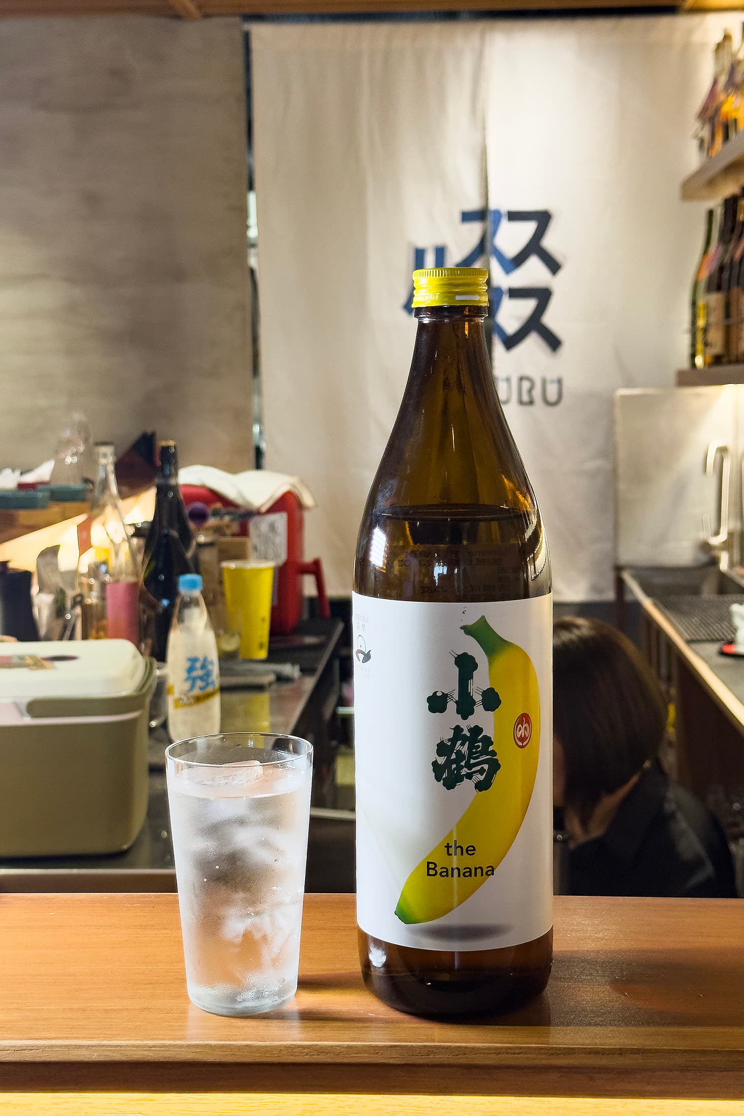 「小鶴The Banana」以白葡萄Sauvignon Blanc酵母結合黃金千貫地瓜釀造，形成香蕉般柔和果香與酸甜平衡感。