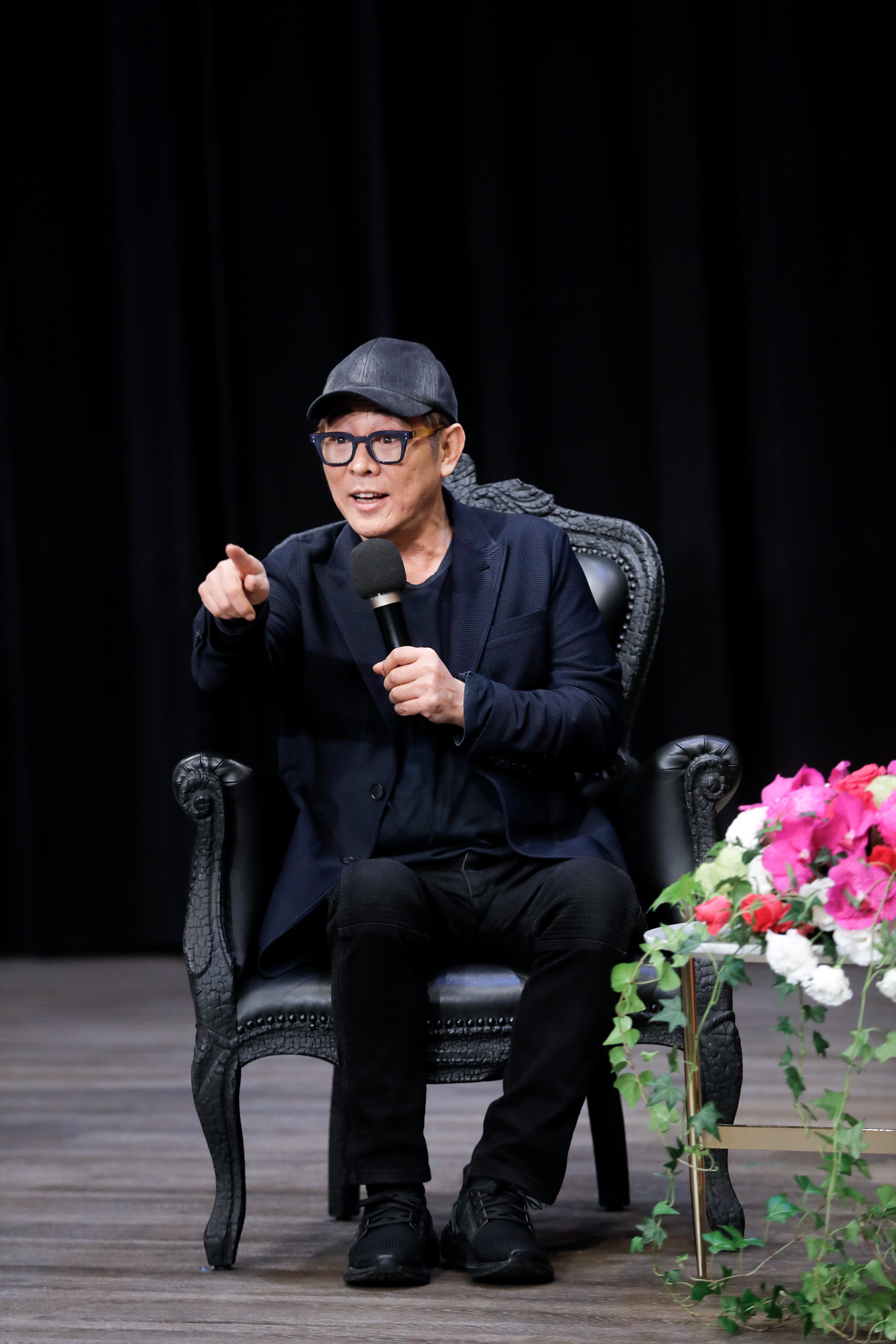 面對大學生開講,李連杰特別有活力,表情與動作都很生動。