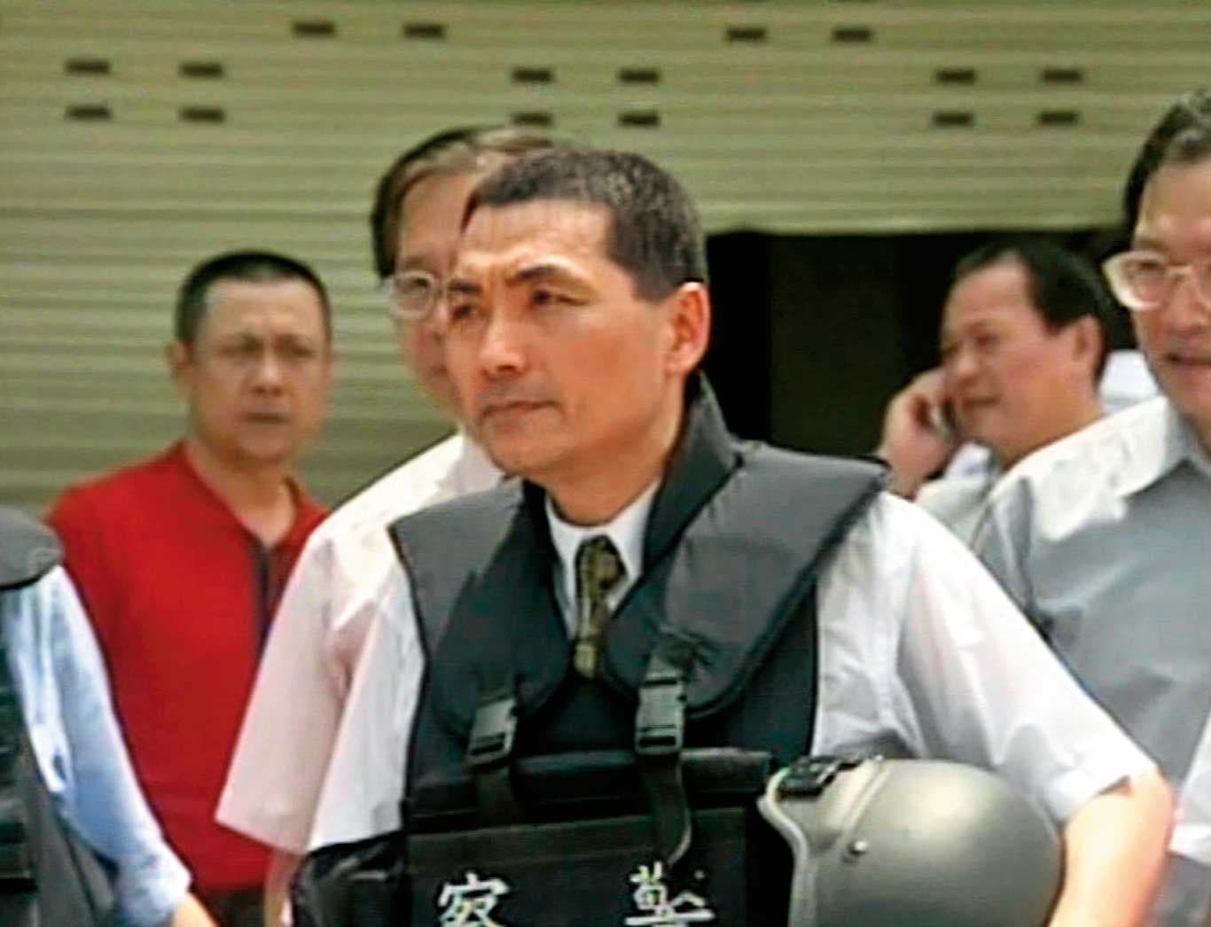 新北市長侯友宜(前)過去擔任警官時,曾率隊圍捕梁國愷等人。(東森新聞提供)