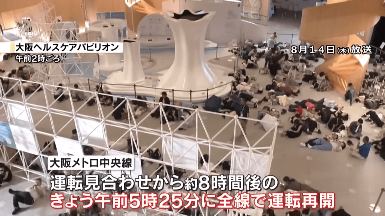 部份場館開放旅客入內休息,許多人疲憊不堪直接「席地而睡」。(翻攝自読売テレビニュース YouTube)
