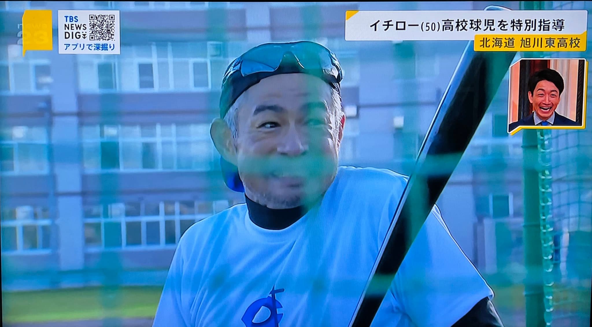 鈴木一朗打破玻璃時,露出不好意思的表情。(翻自X平台)
