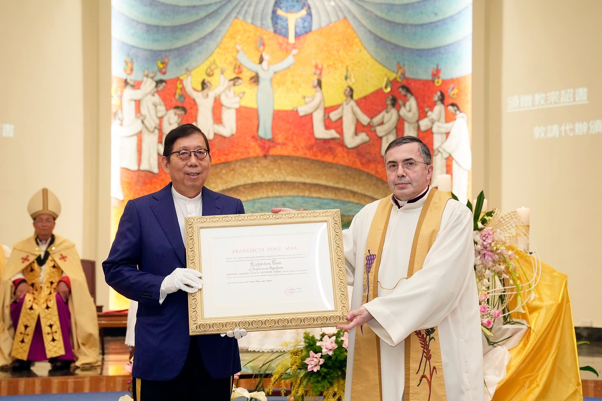 教廷代辦馬德範蒙席(右)頒發教宗詔書給蔡明興(左)。(翻攝天主教輔仁大學臉書)