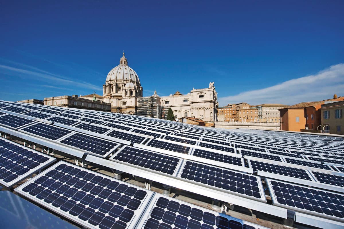 歐盟將太陽光電視為主要再生能源,歐洲上百間古老教堂屋頂改裝光電板。(地球公民基金會提供)