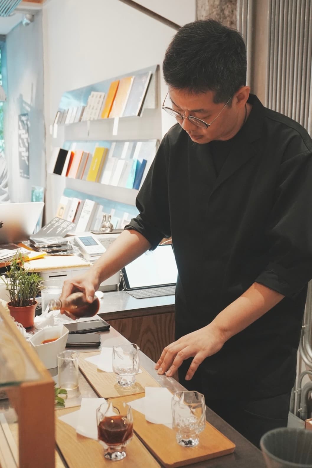 Silencec會先將微淬注入醒酒器,再一一轉倒入杯中。