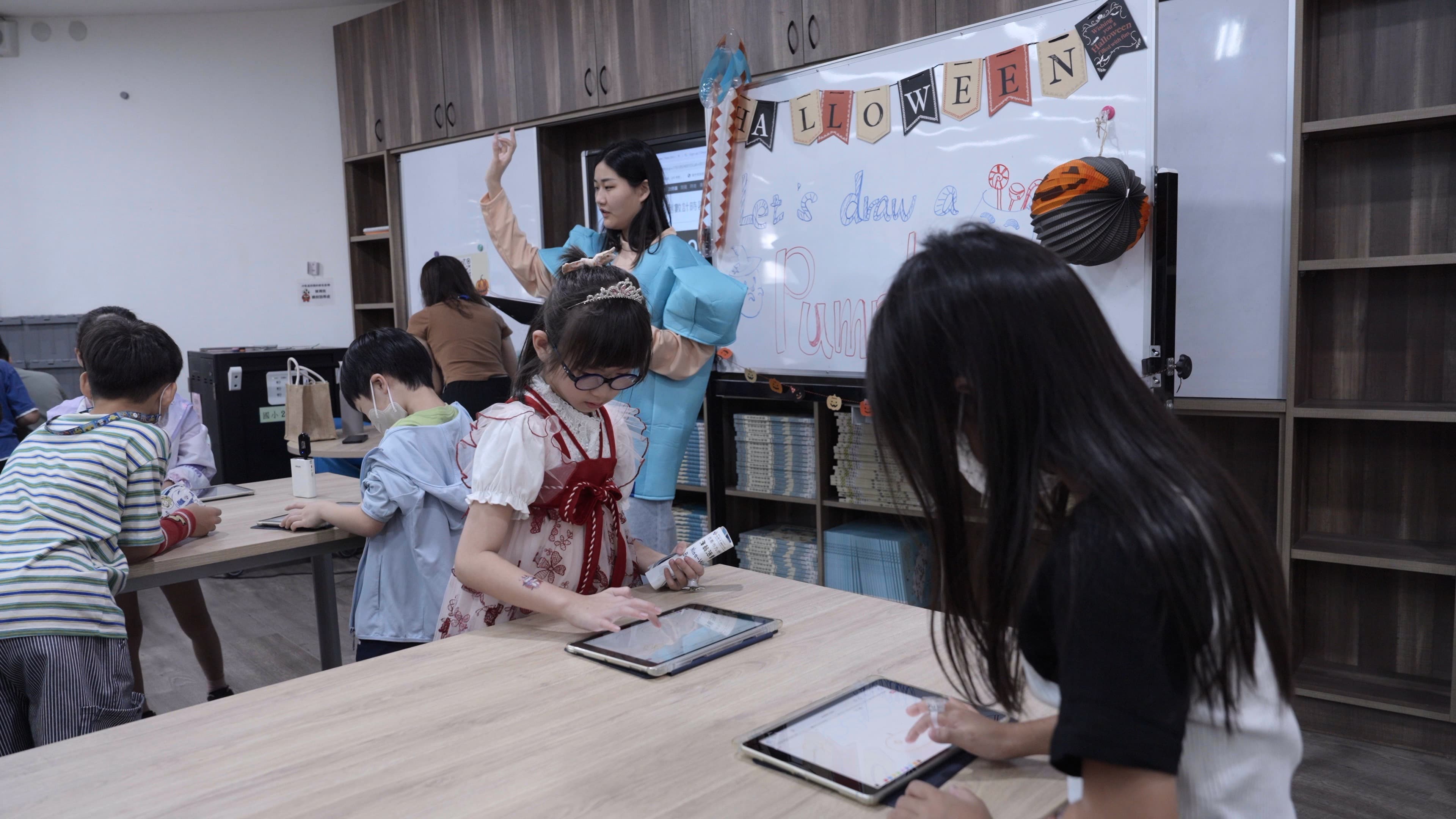 九份子國中小把節慶變成學習舞台,將語言融入日常。從聖誕闖關到萬聖節變裝,再結合平板教學與智慧教育,讓孩子在互動中學語言、玩科技,開啟多元學習新體驗。