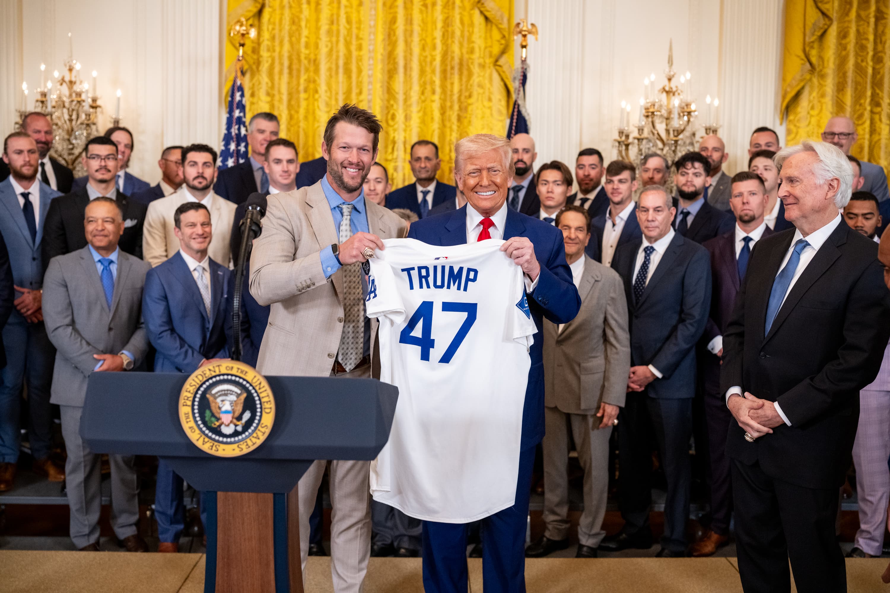 克蕭代表道奇位川普送上背號47的特製球衣。(翻攝自The White House Flickr)