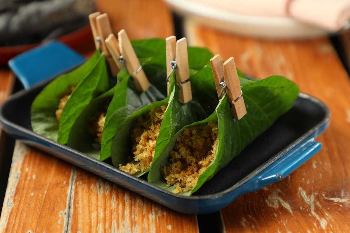 荖藤葉包著香料魚酥的「Miang Kham」，是泰國各地常見的市井小吃。（160泰銖／份，約NT$141）